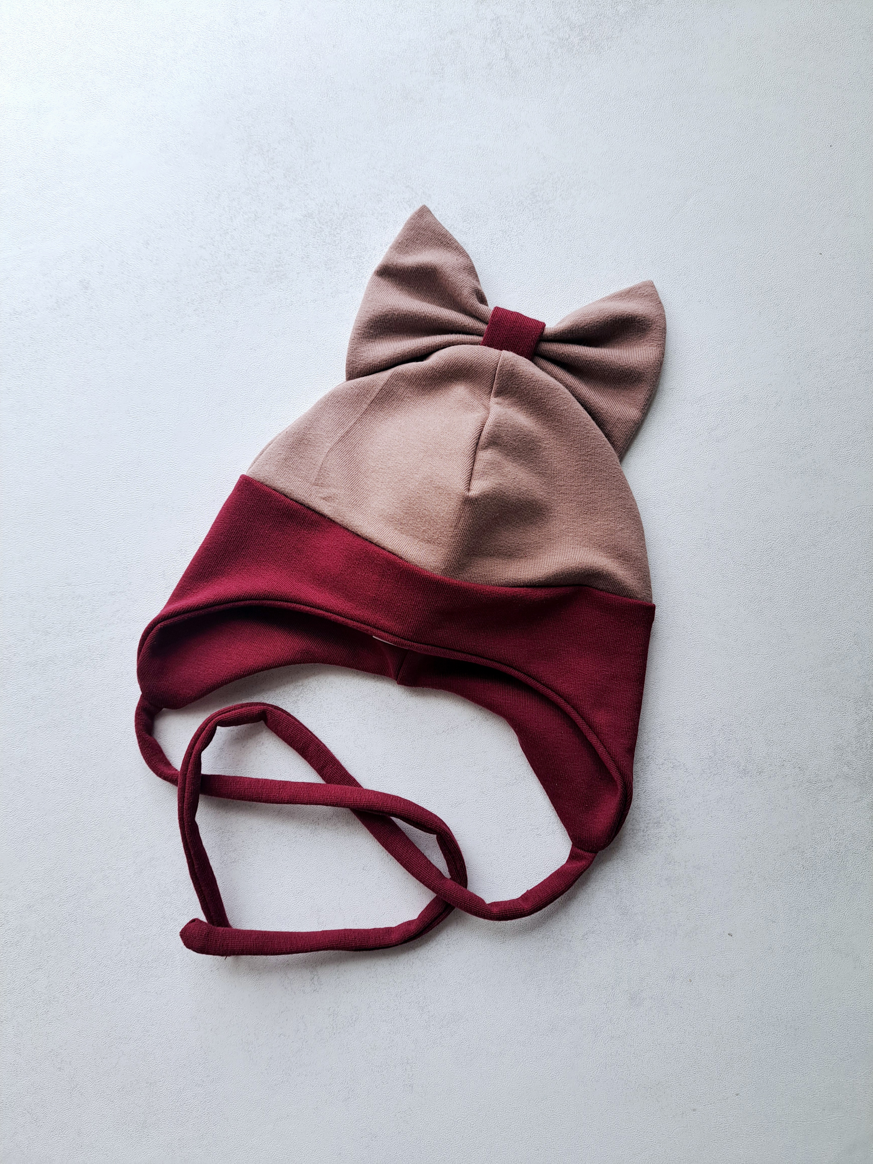 (42d) Rudeninė kepurė su raišteliais