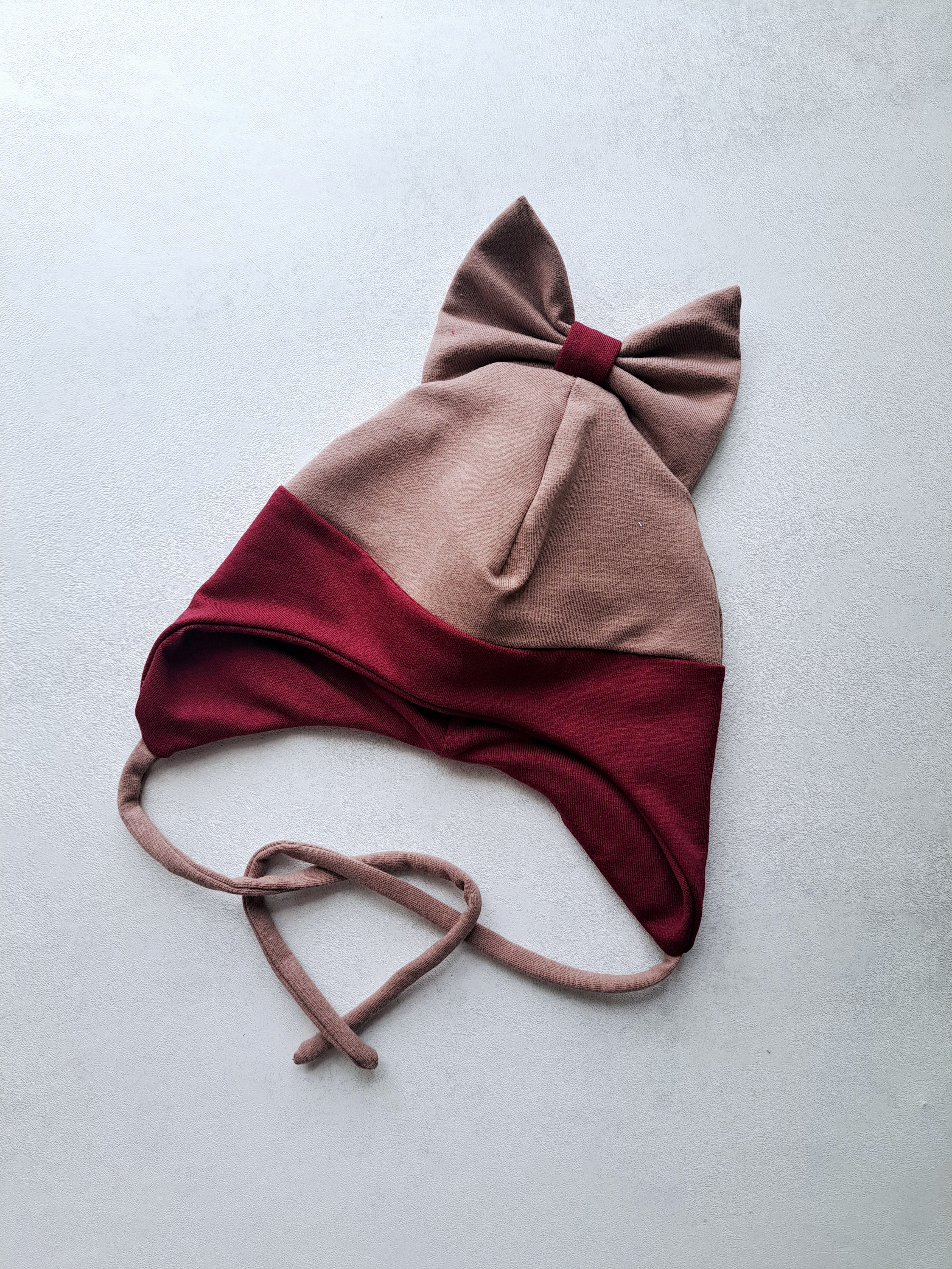 (48d) Rudeninė kepurė su raišteliais