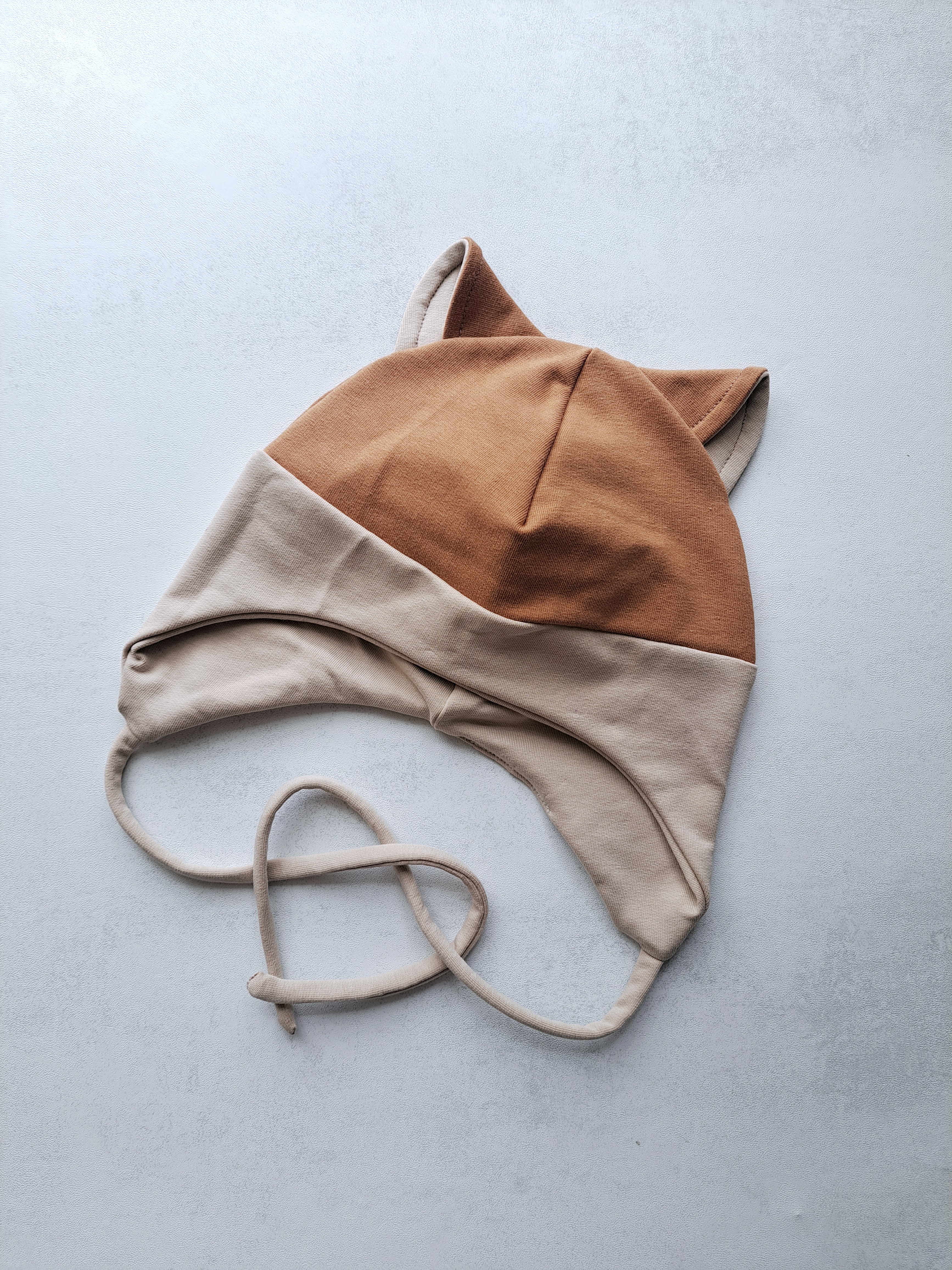 (48d) Rudeninė kepurė su raišteliais