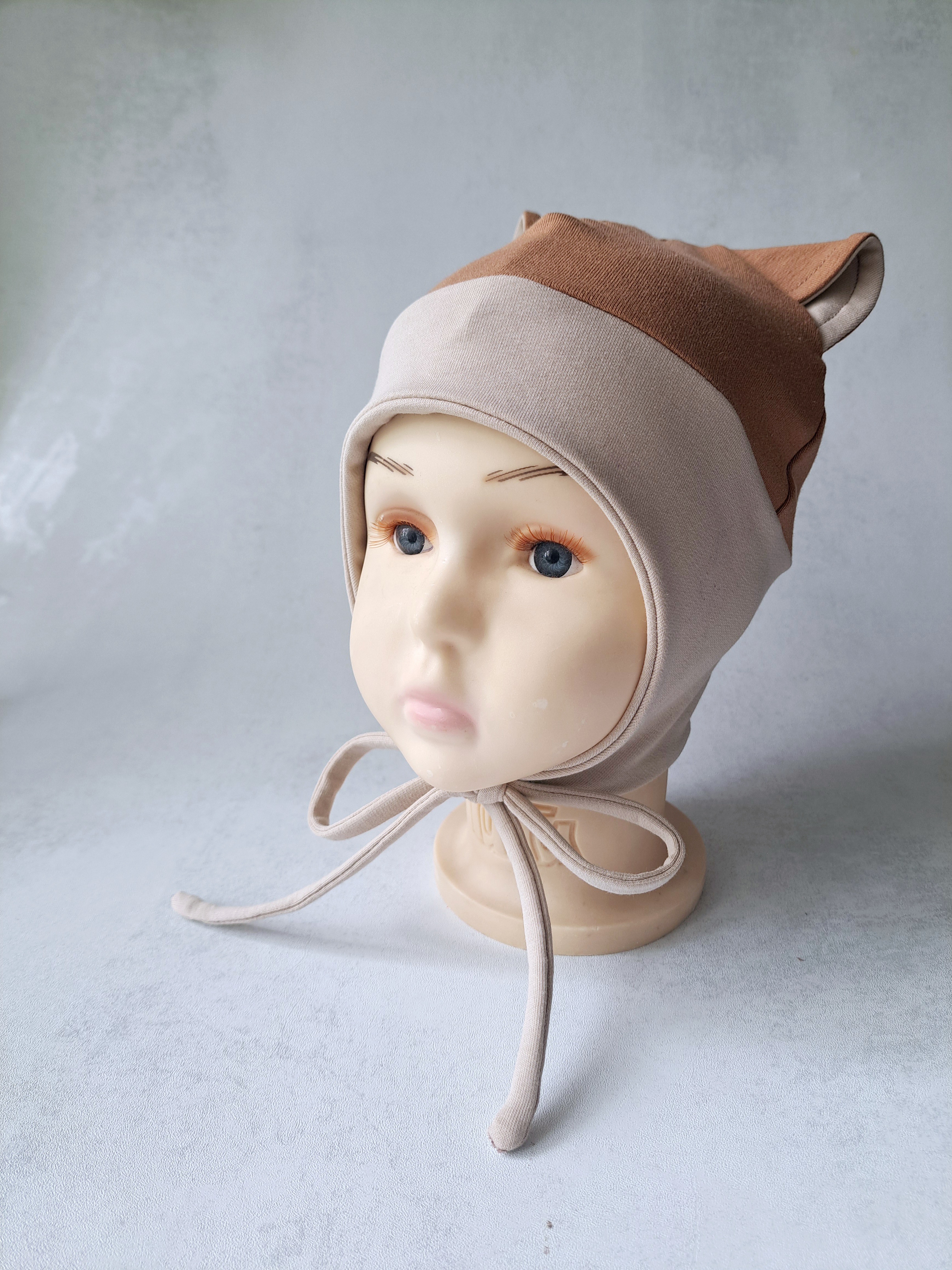 (48d) Rudeninė kepurė su raišteliais