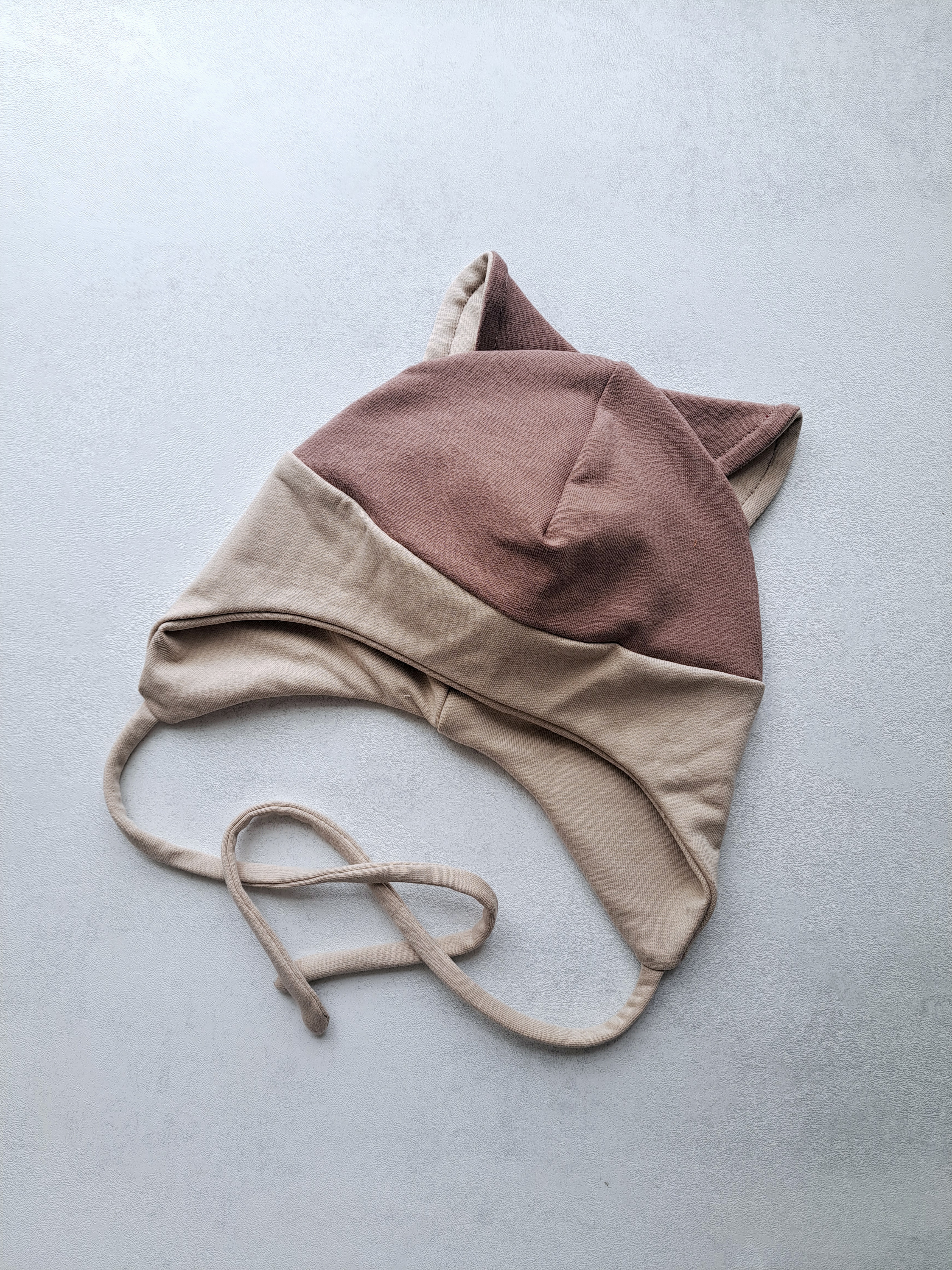 (46d) Rudeninė kepurė su raišteliais