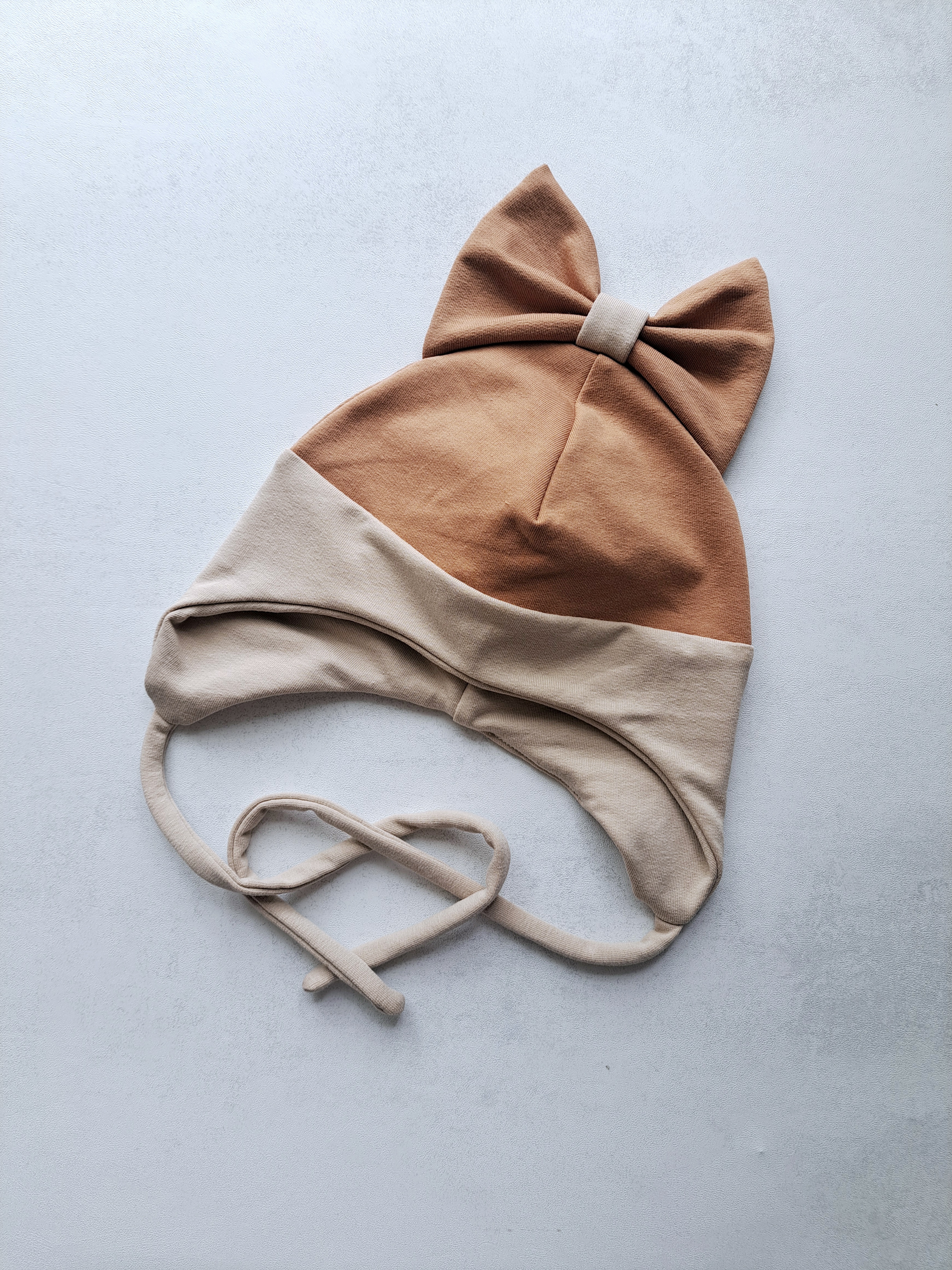 (46d) Rudeninė kepurė su raišteliais