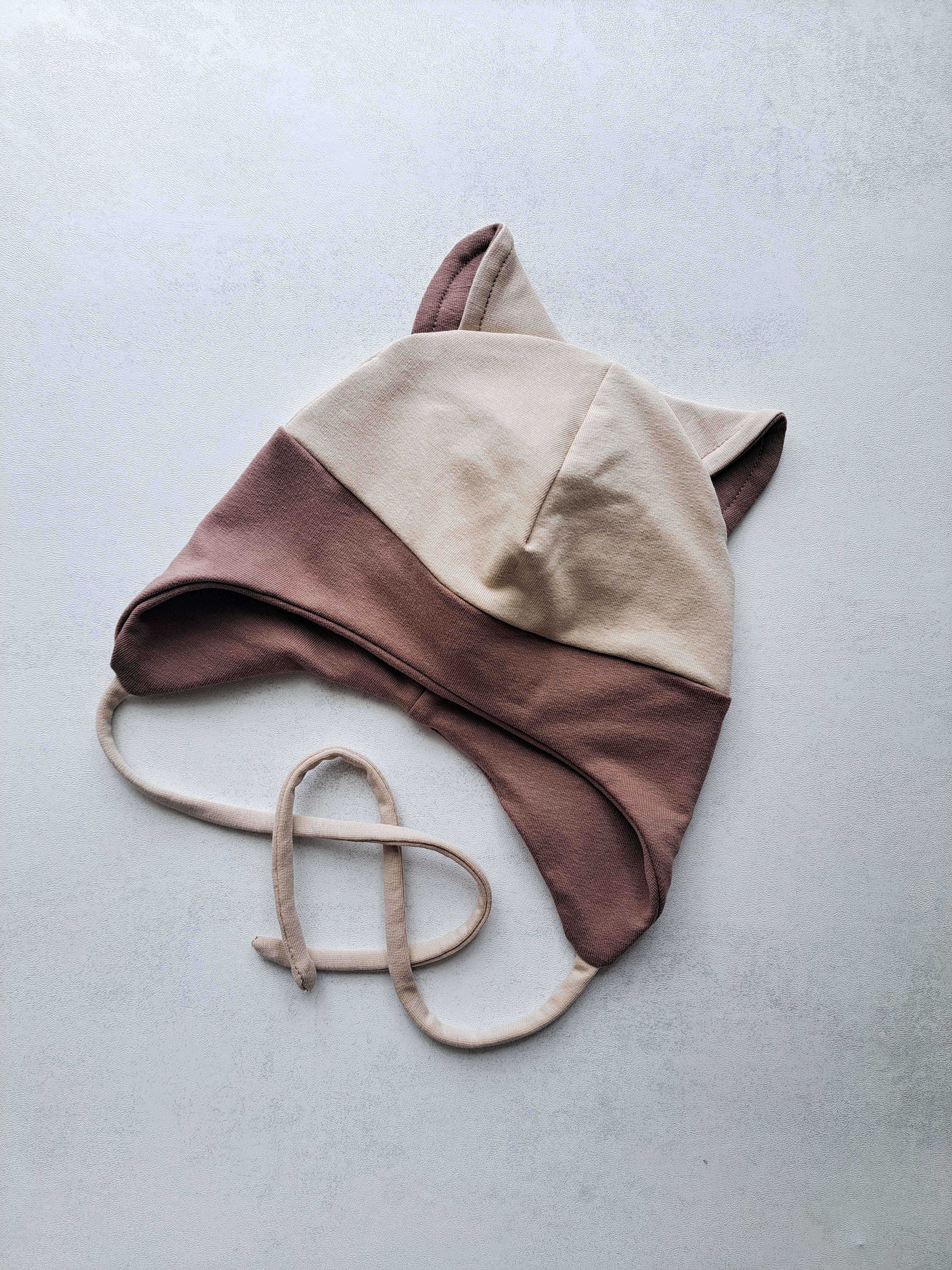 (46d) Rudeninė kepurė su raišteliais