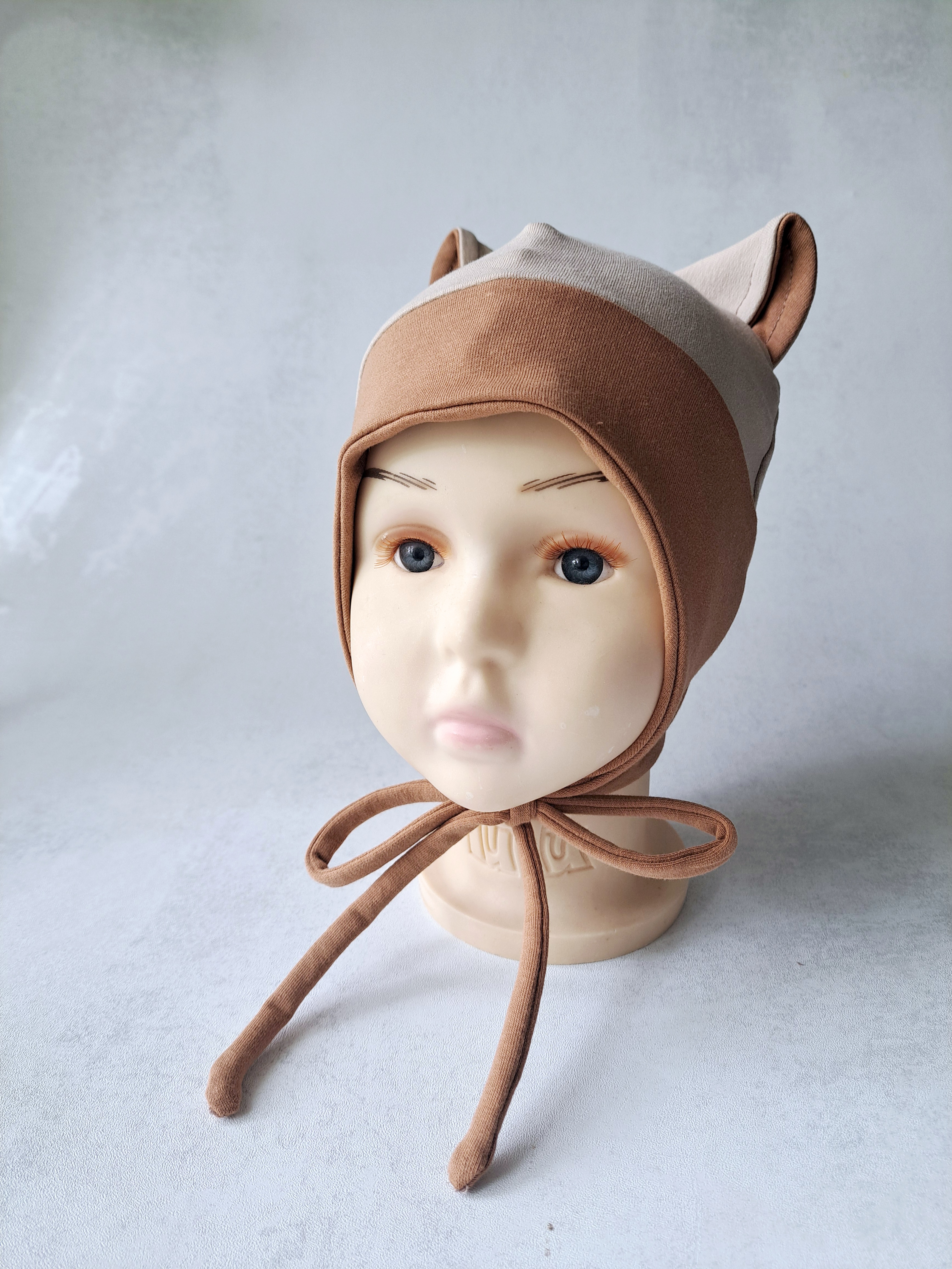 (48d) Rudeninė kepurė su raišteliais