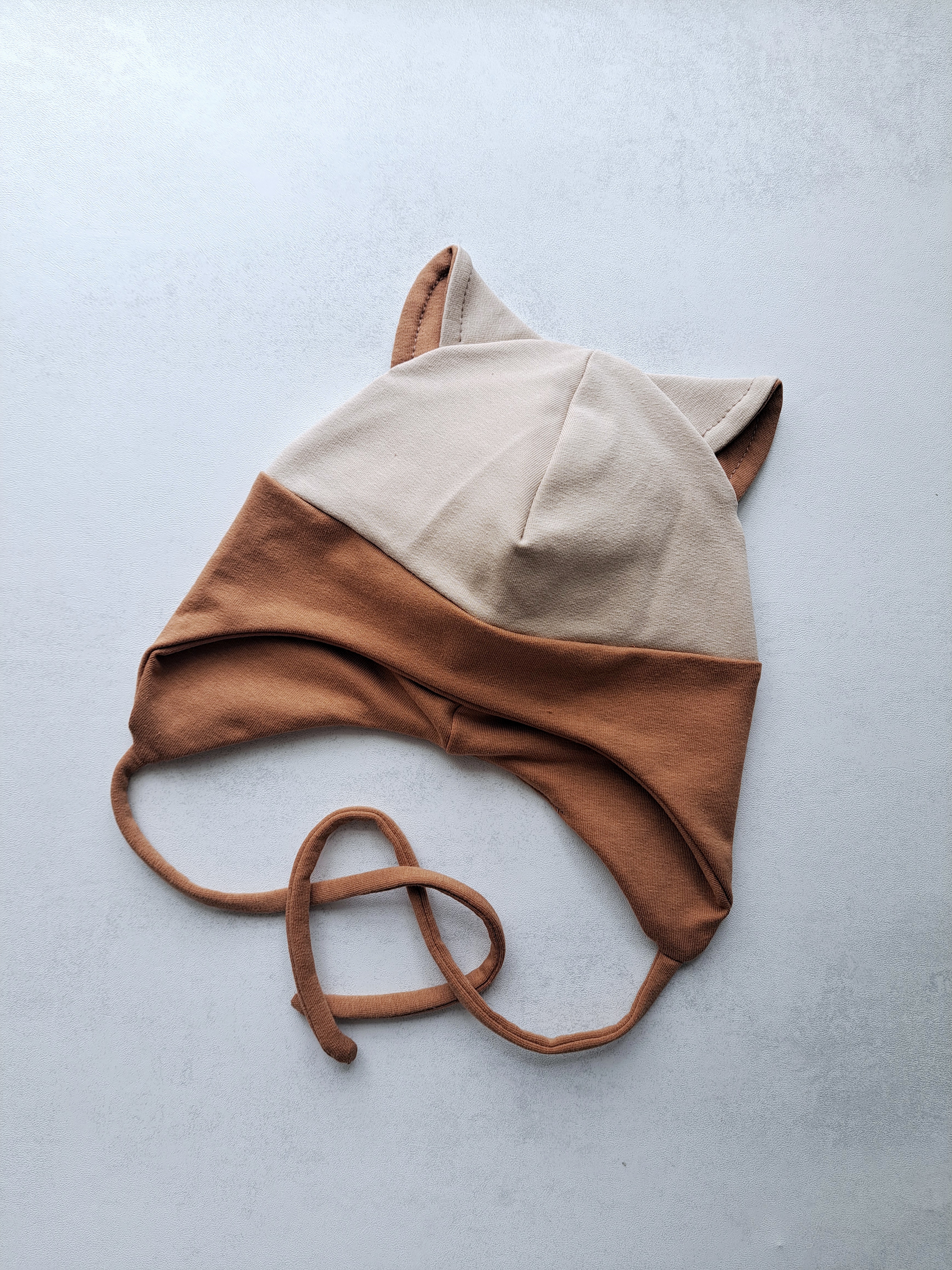 (48d) Rudeninė kepurė su raišteliais