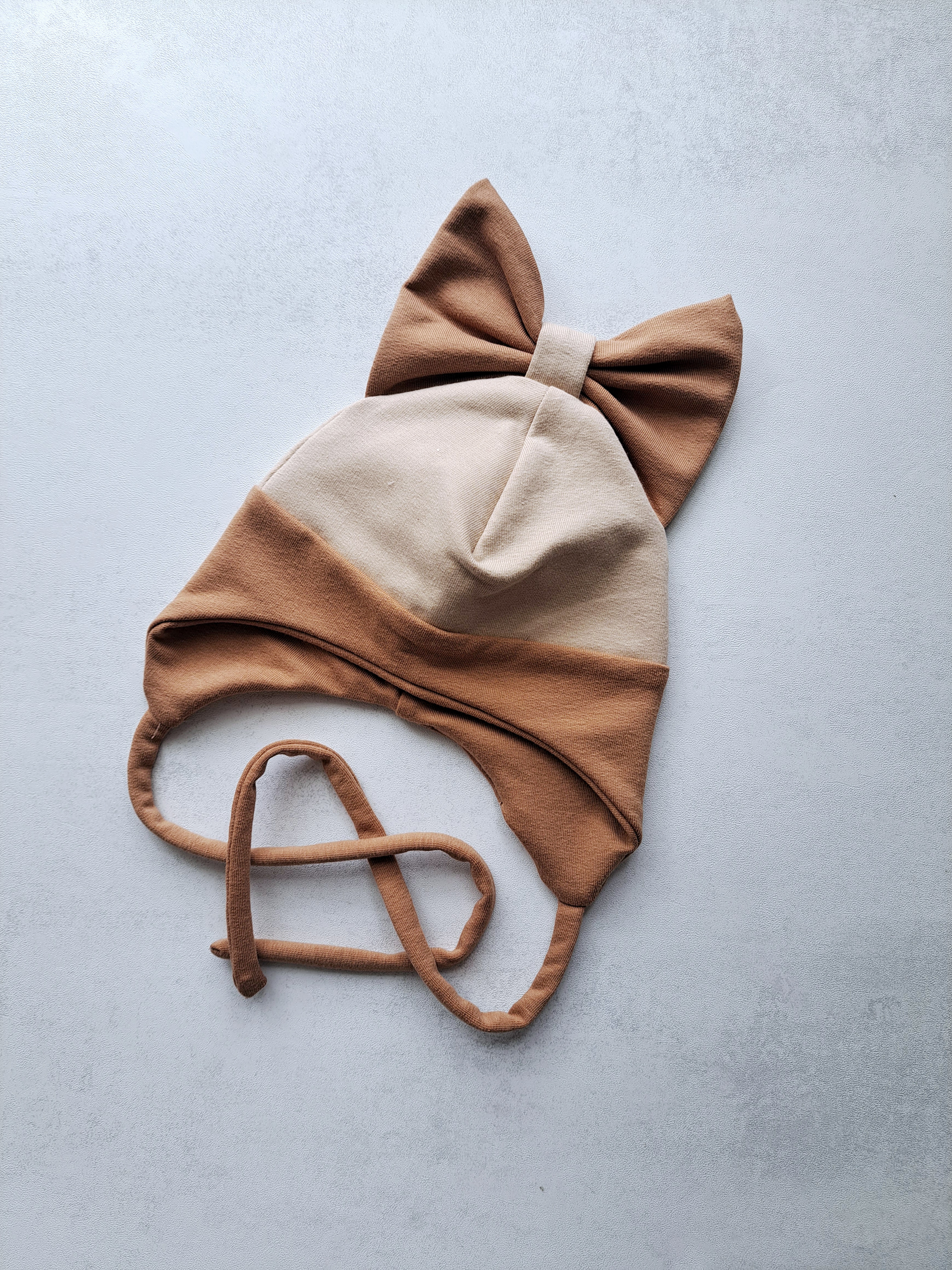 (38d) Rudeninė kepurė su raišteliais