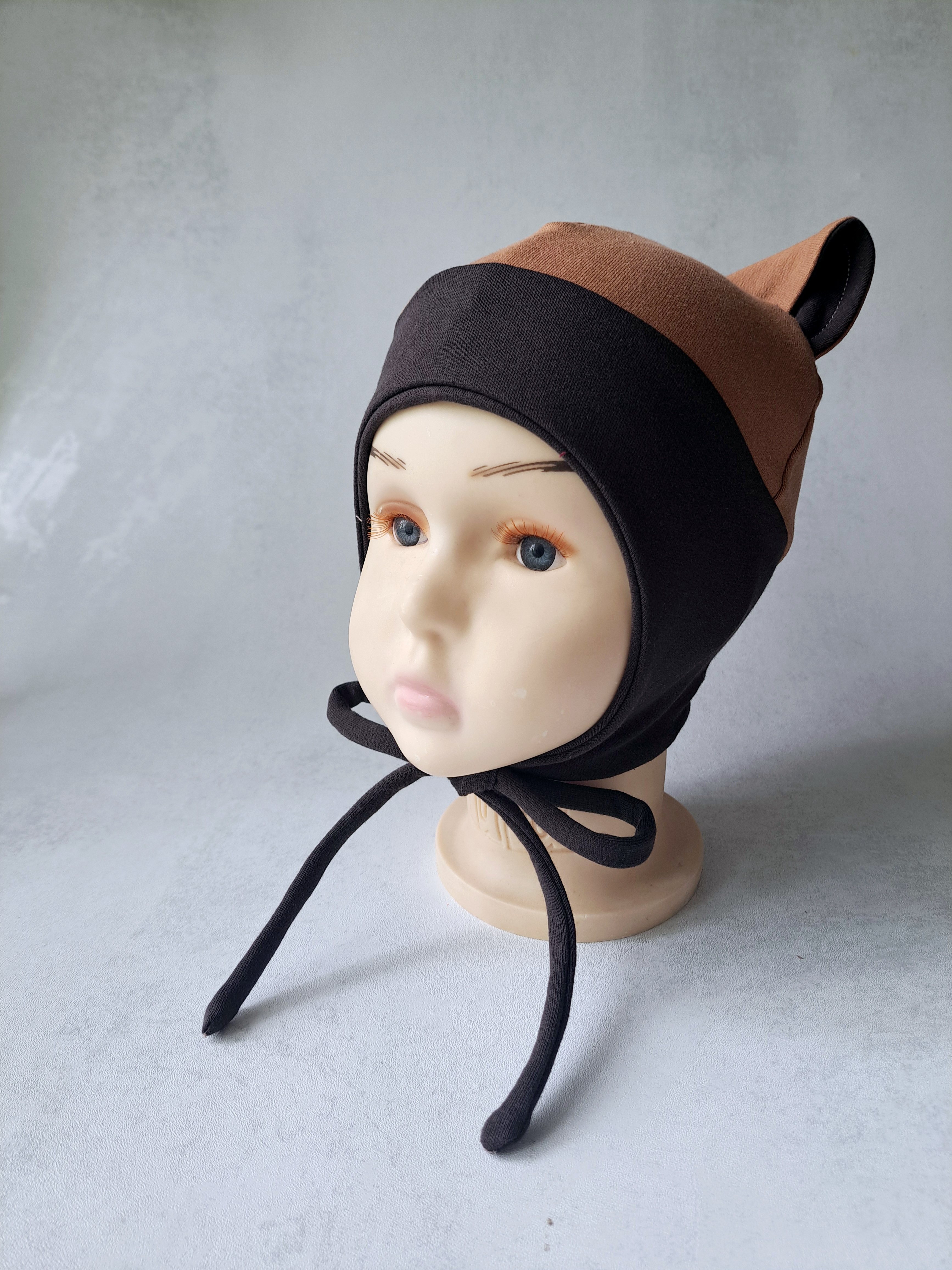 (46d) Rudeninė kepurė su raišteliais