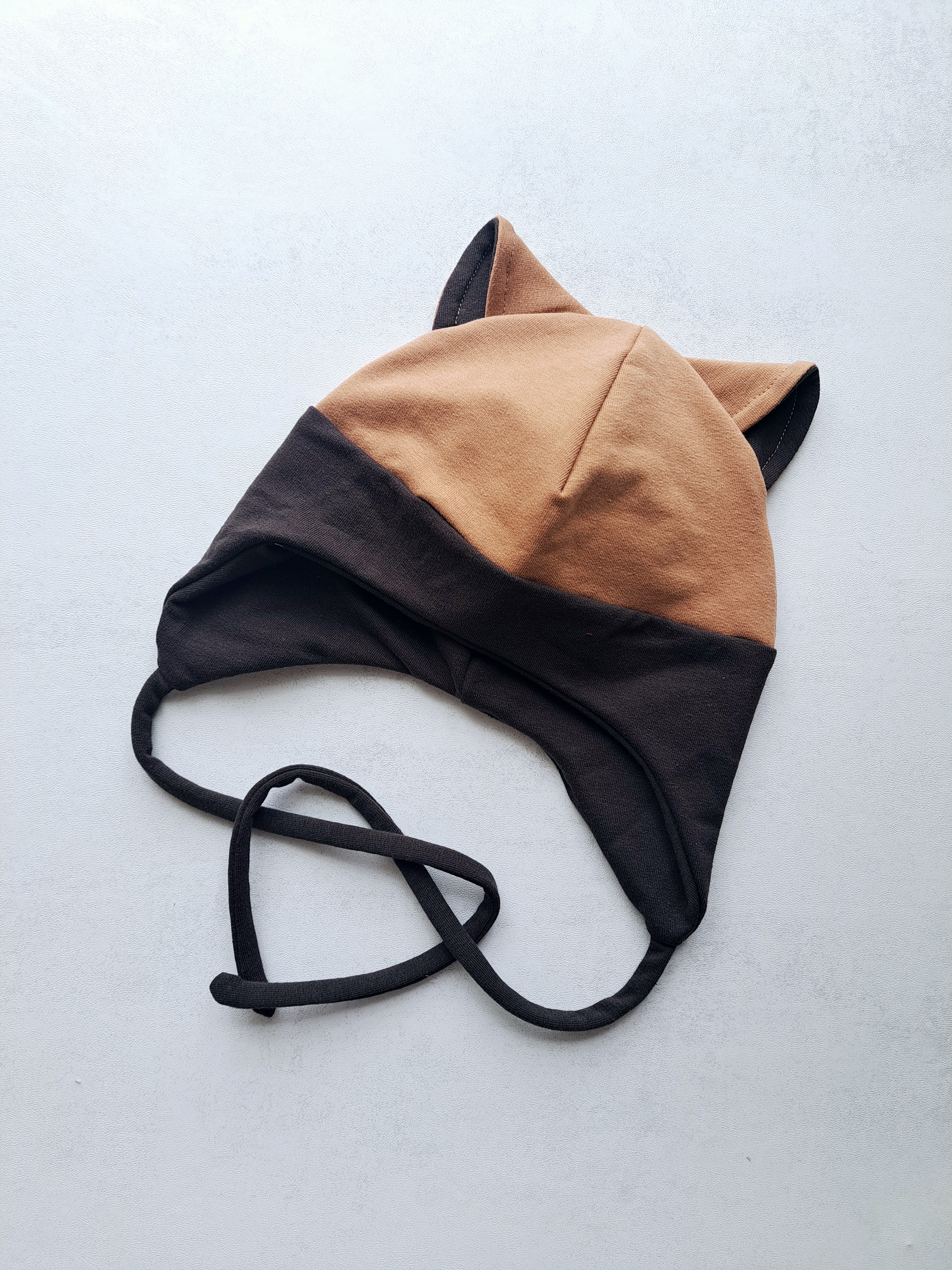 (46d) Rudeninė kepurė su raišteliais