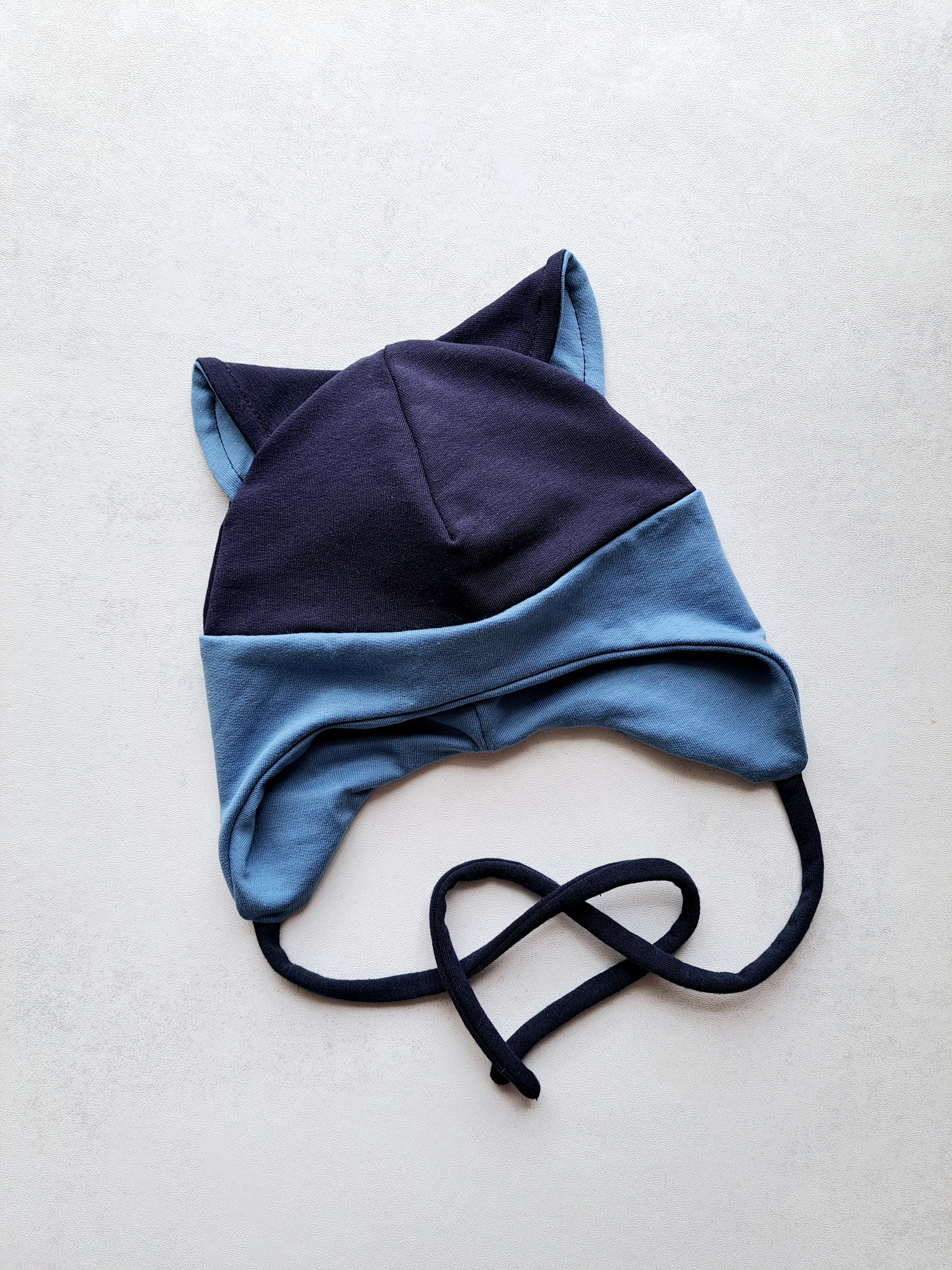 (44d) Rudeninė kepurė su raišteliais