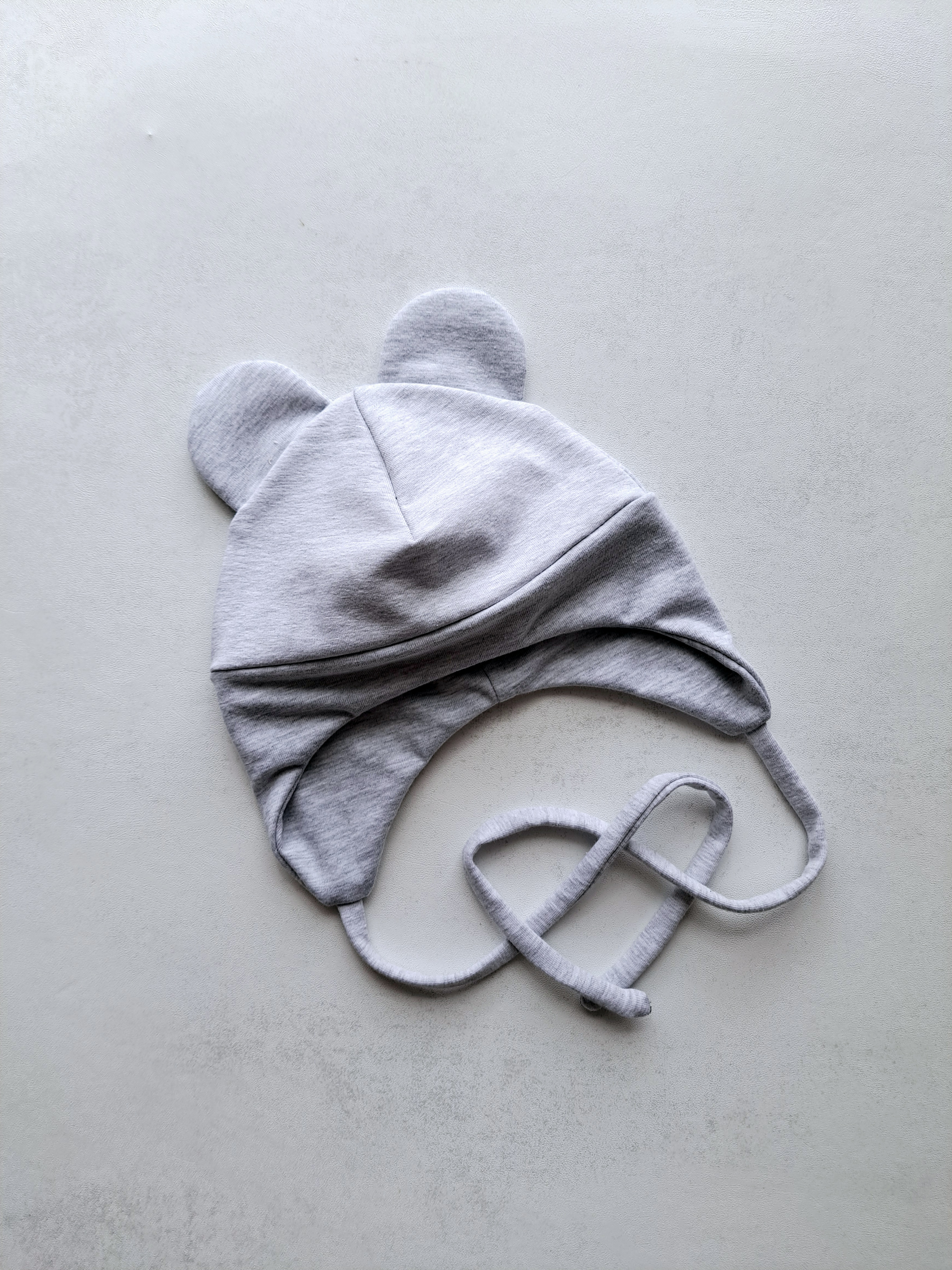 (42d, 44d) Plonesnė kepurė su raišteliais