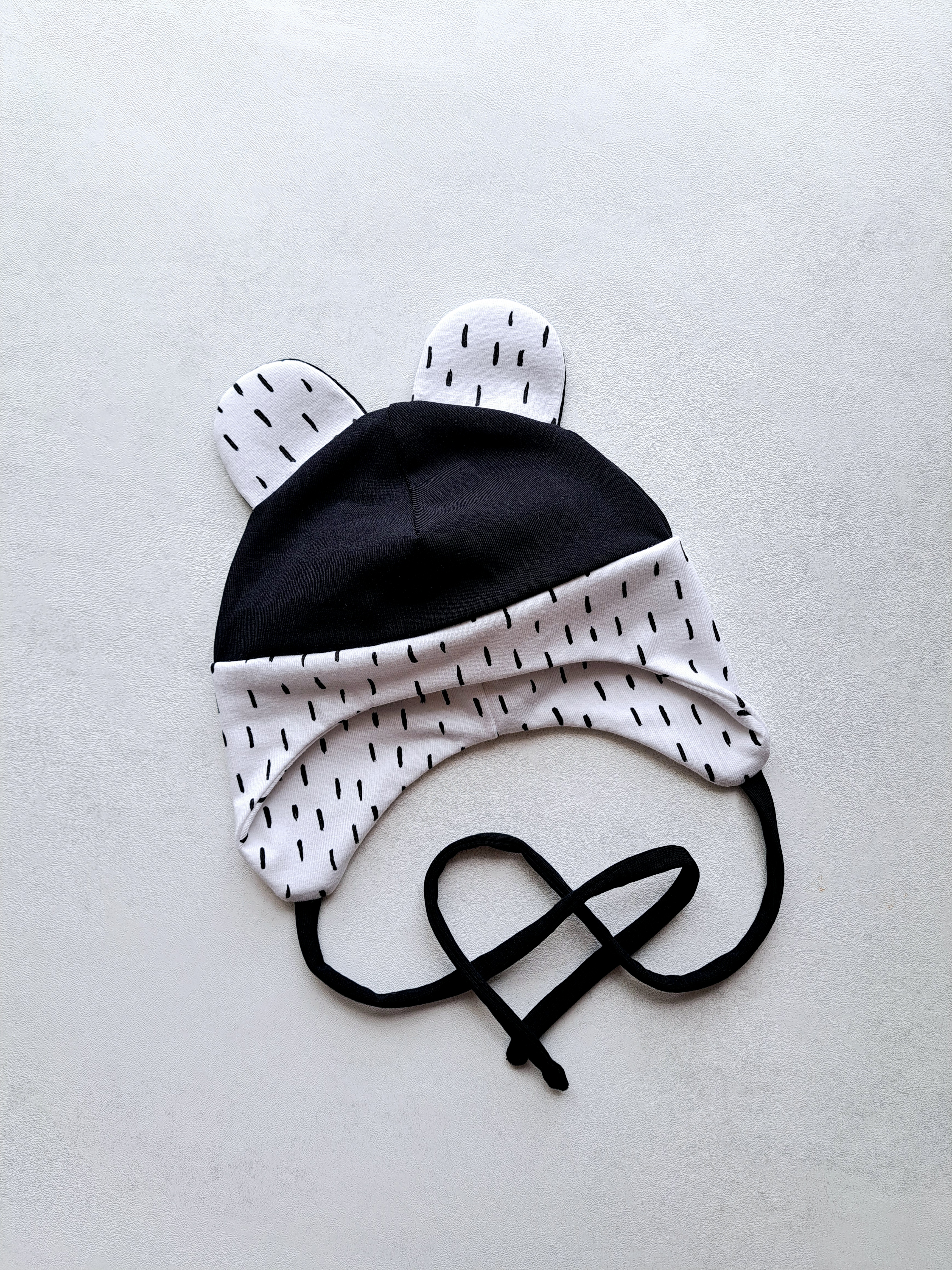 (42d, 44d) Plonesnė kepurė su raišteliais