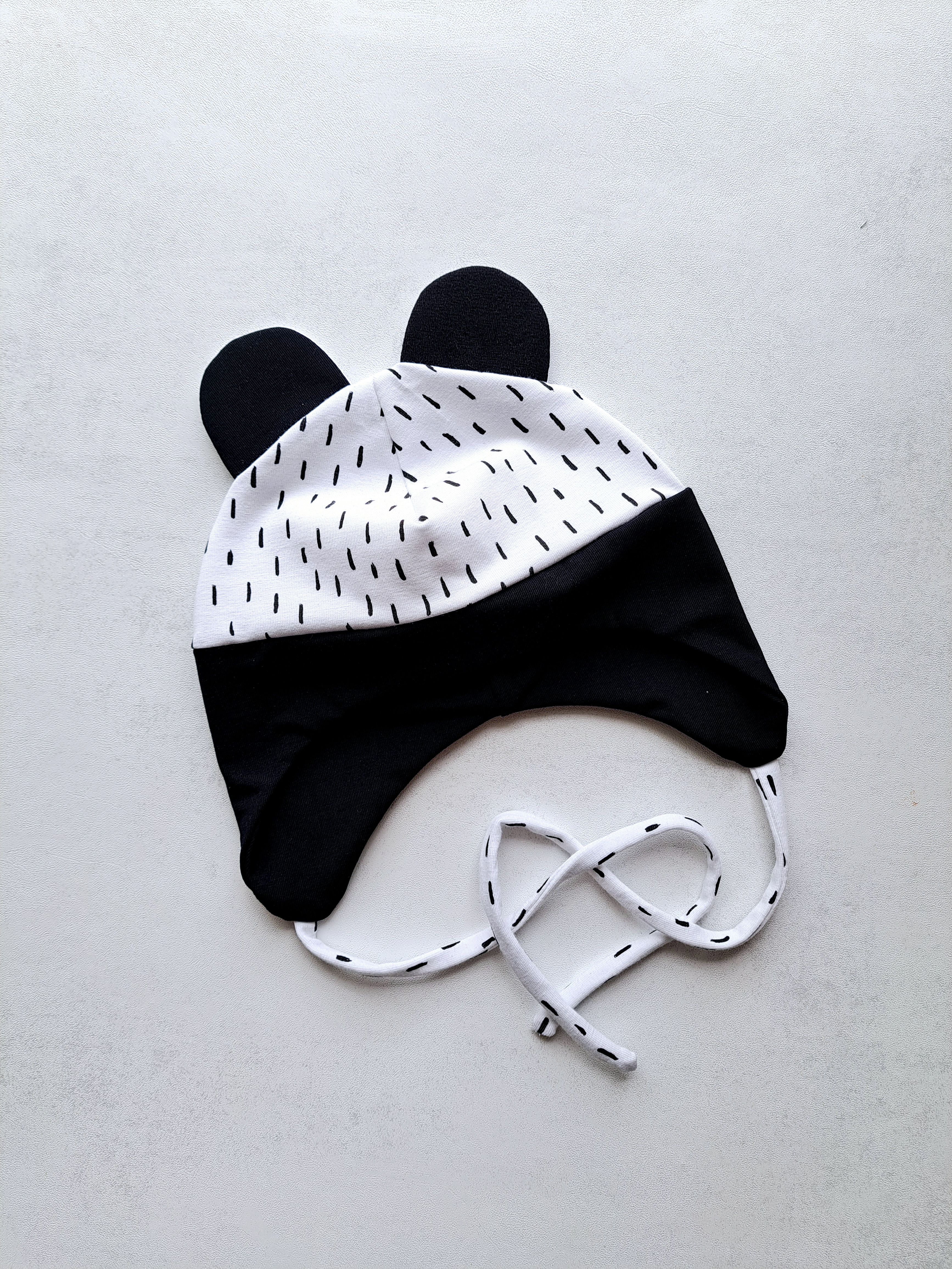 (46d, 48d) Plonesnė kepurė su raišteliais