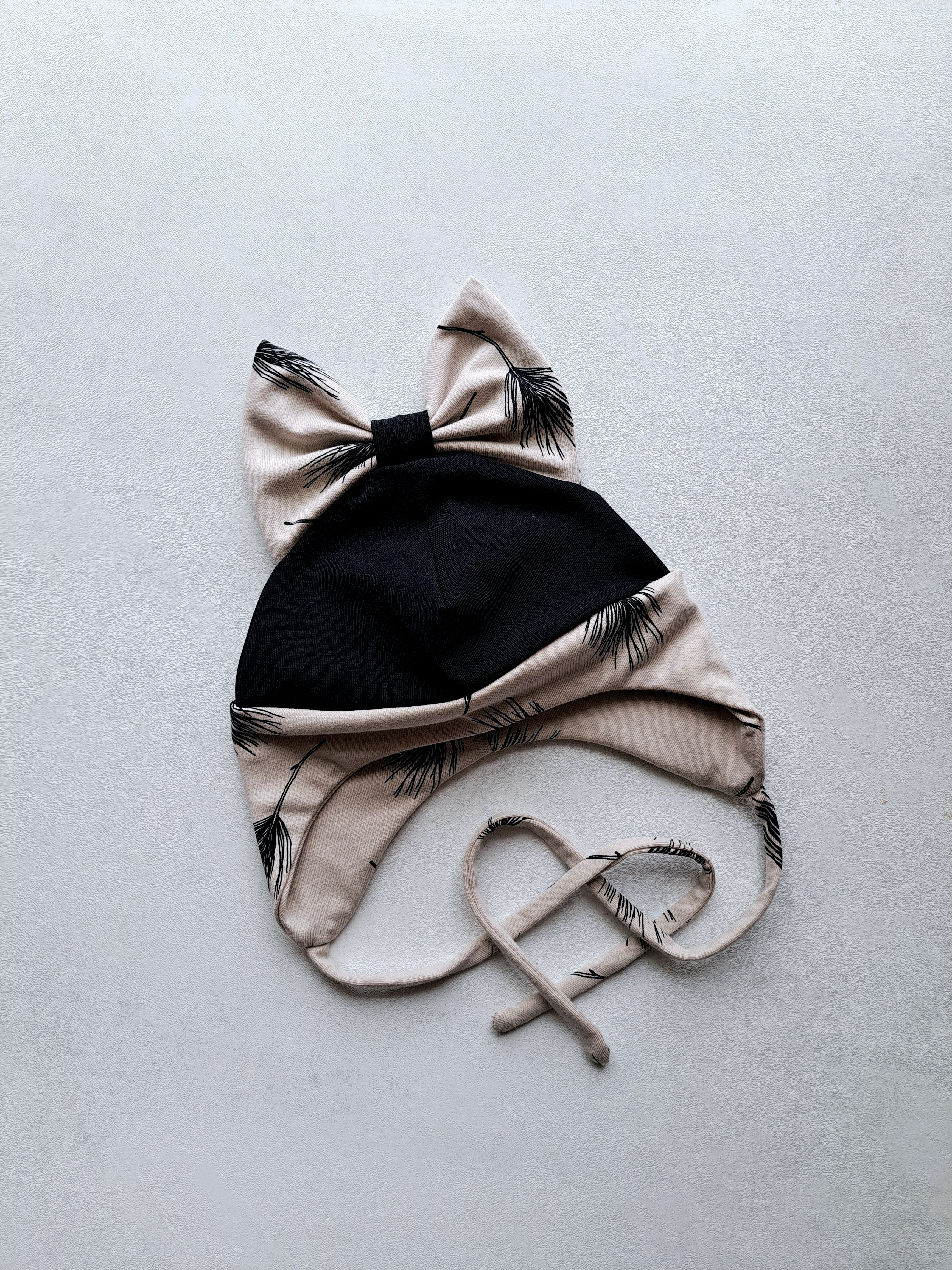 (44d, 46d) Plonesnė kepurė su raišteliais