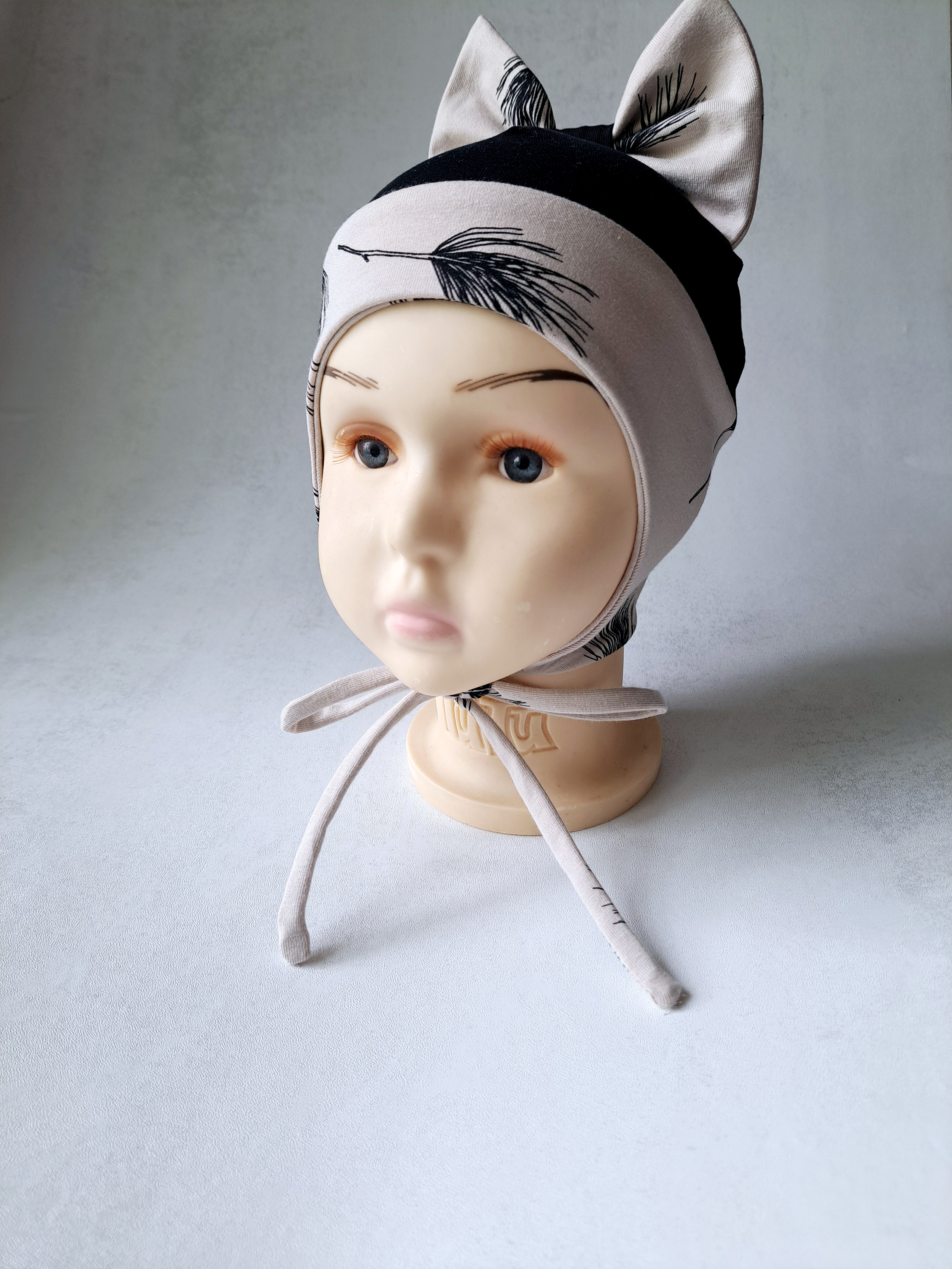 (44d, 46d) Plonesnė kepurė su raišteliais