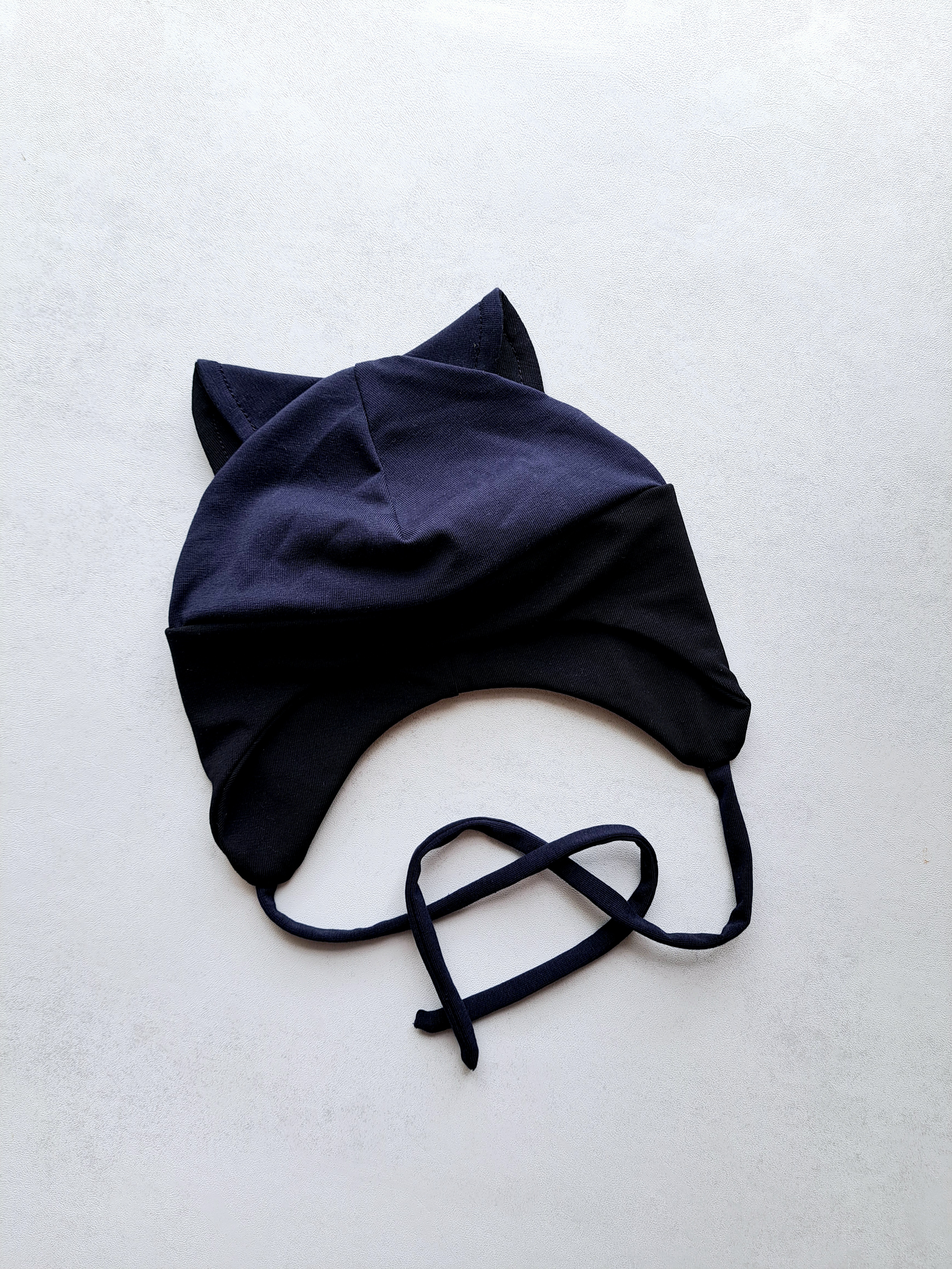 (46d) Plonesnė kepurė su raišteliais