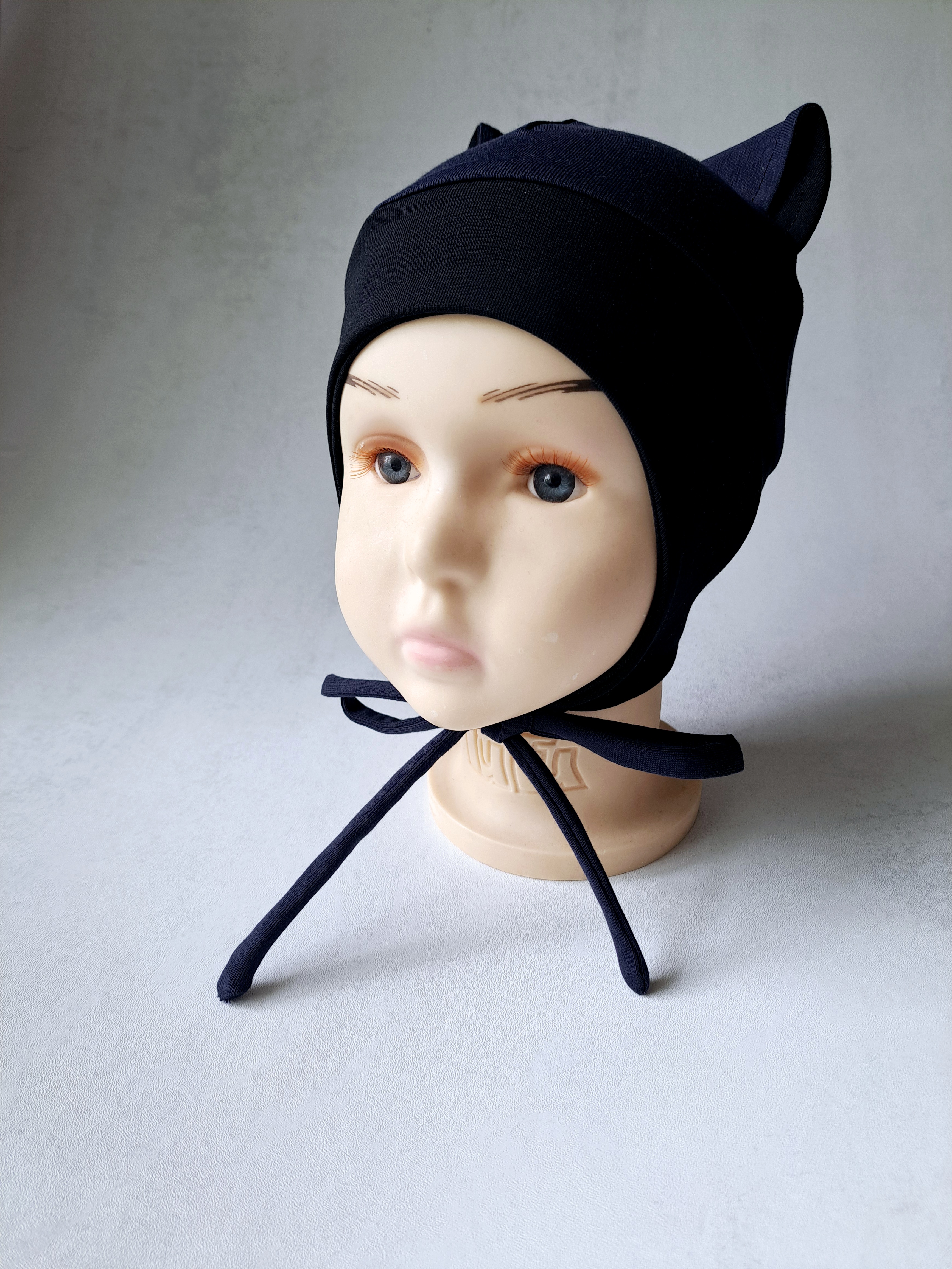 (46d) Plonesnė kepurė su raišteliais