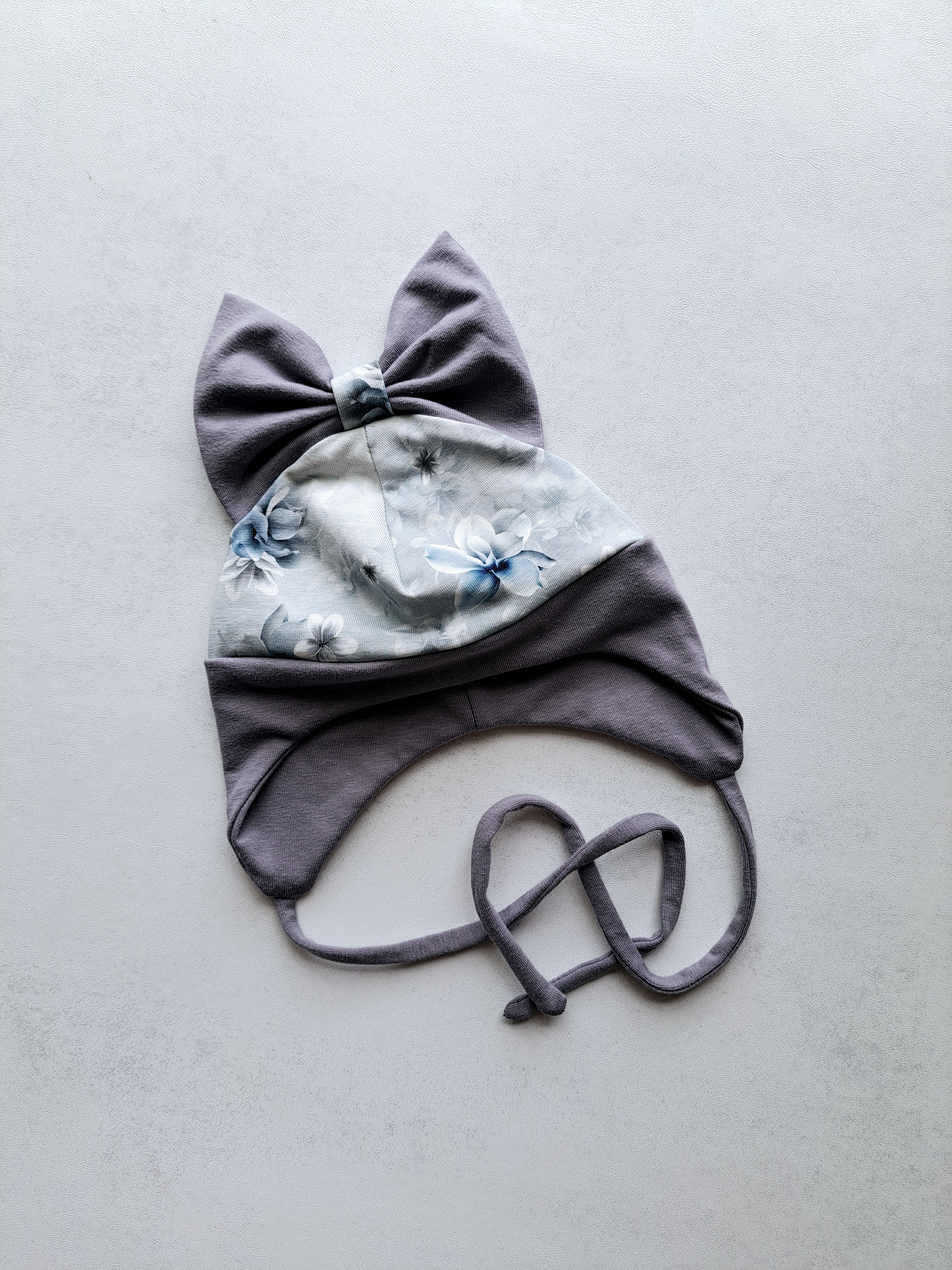 (42d) Plonesnė kepurė su raišteliais