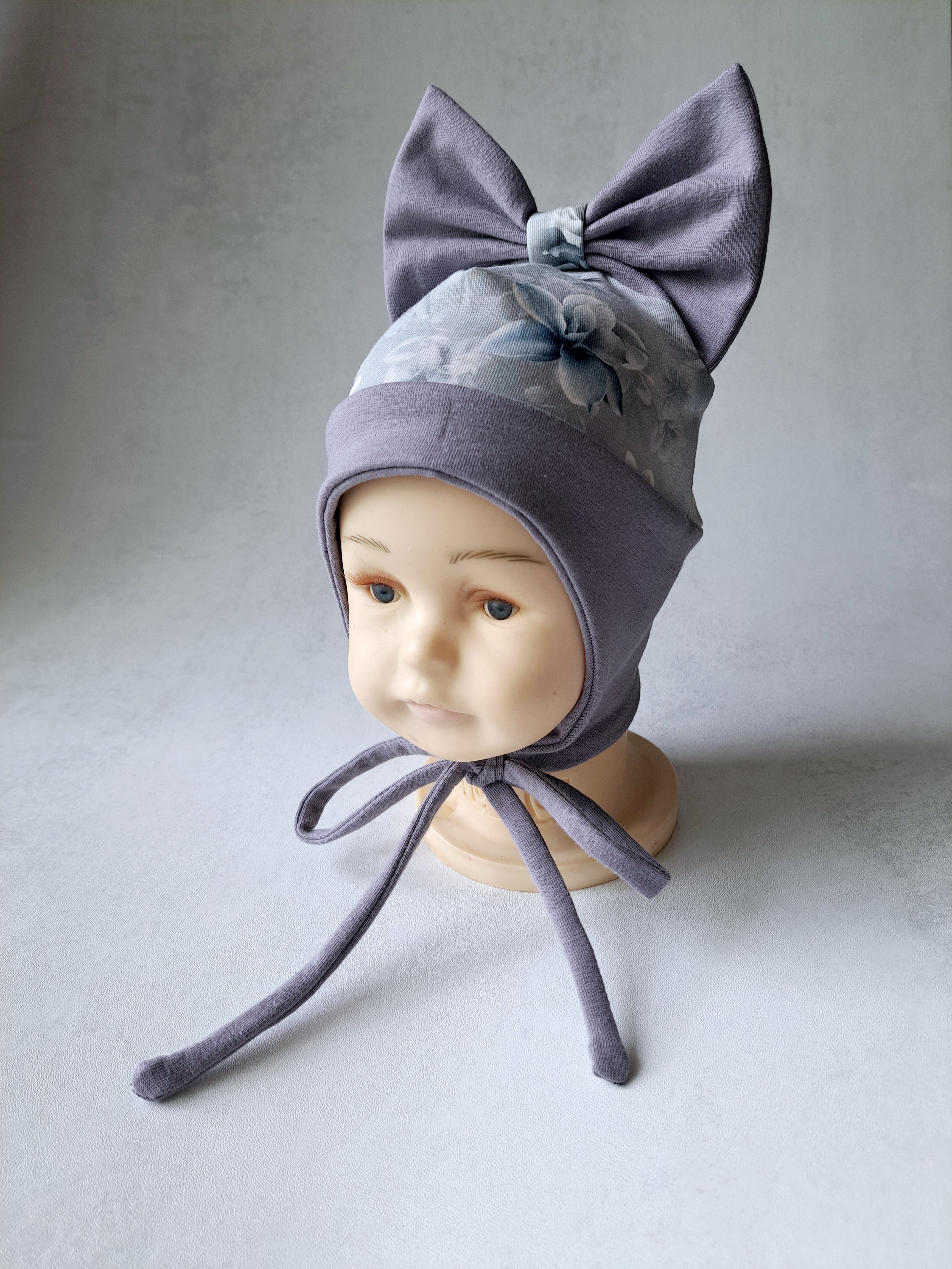 (42d) Plonesnė kepurė su raišteliais