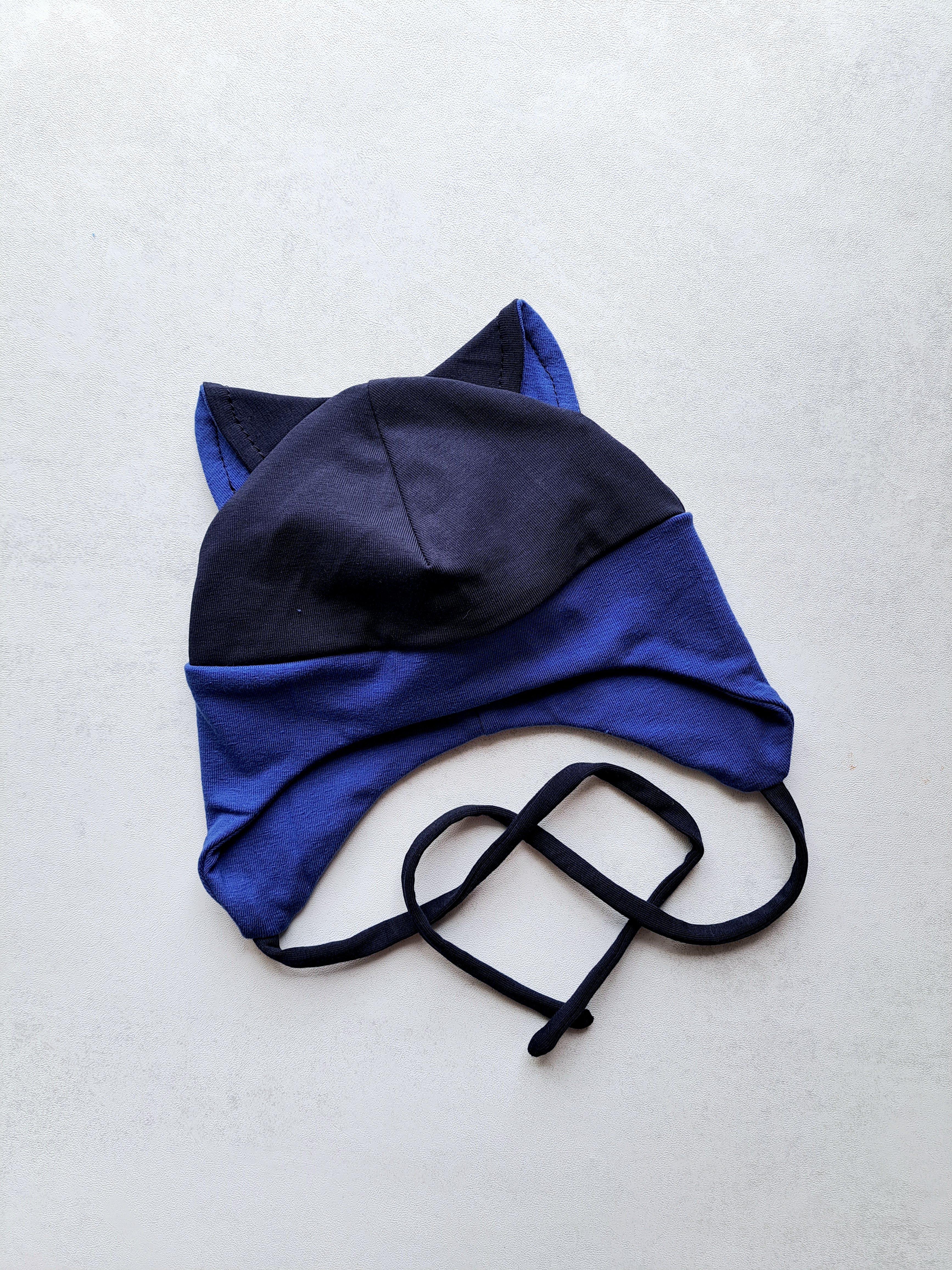 (44d) Plonesnė kepurė su raišteliais