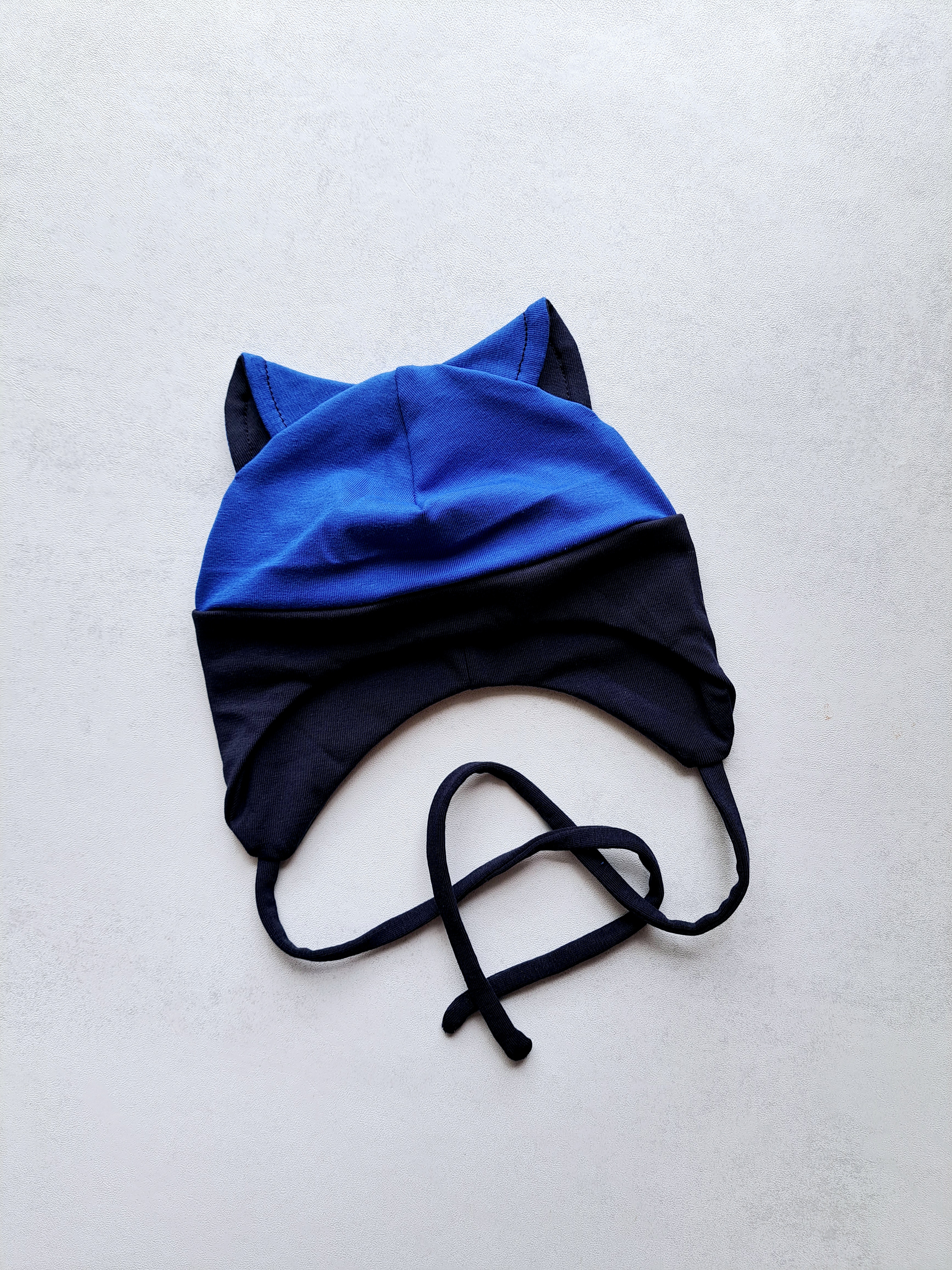 (42d) Plonesnė kepurė su raišteliais