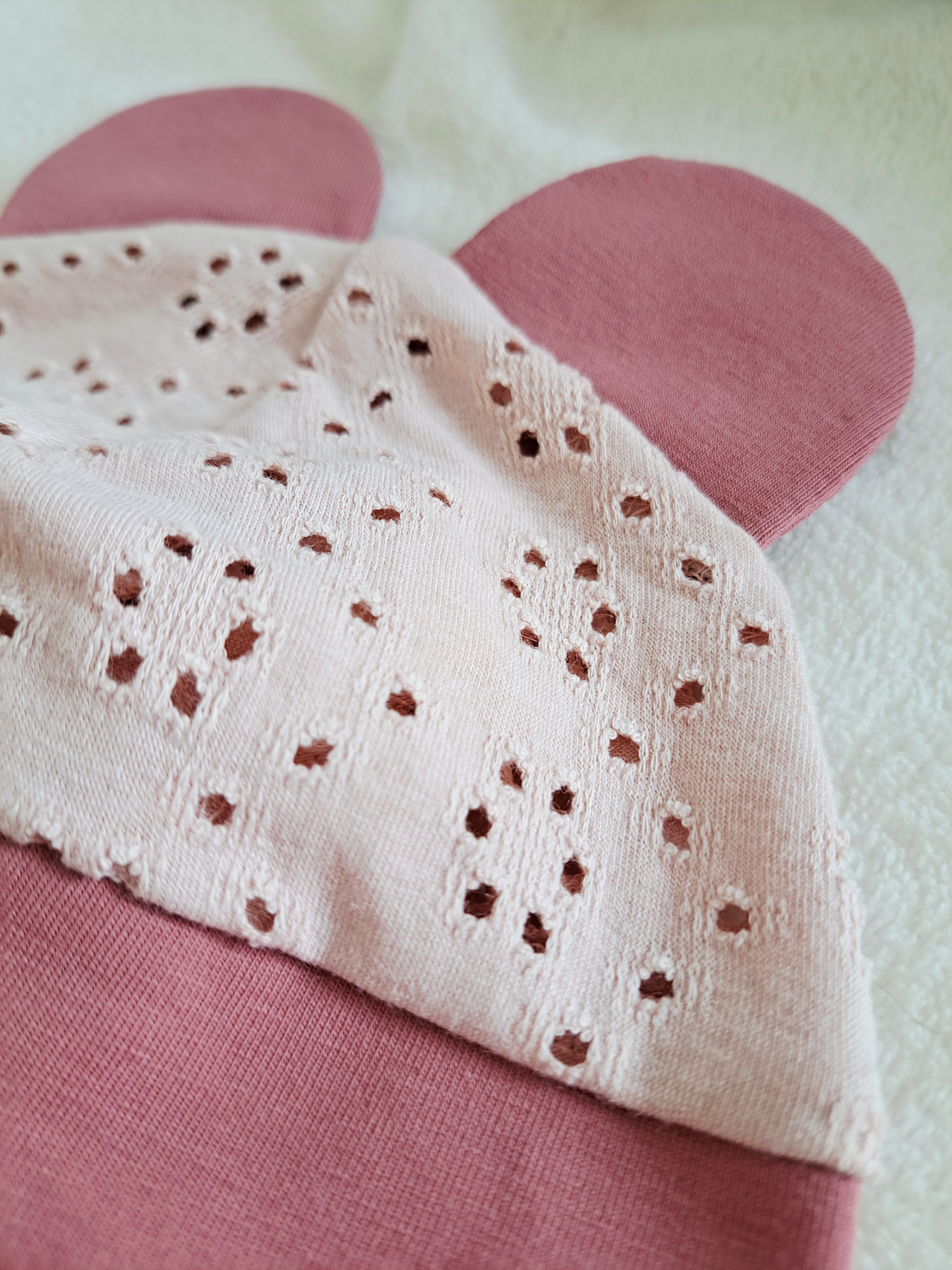 Tamsios rožės spalvos kepurė su raišteliais