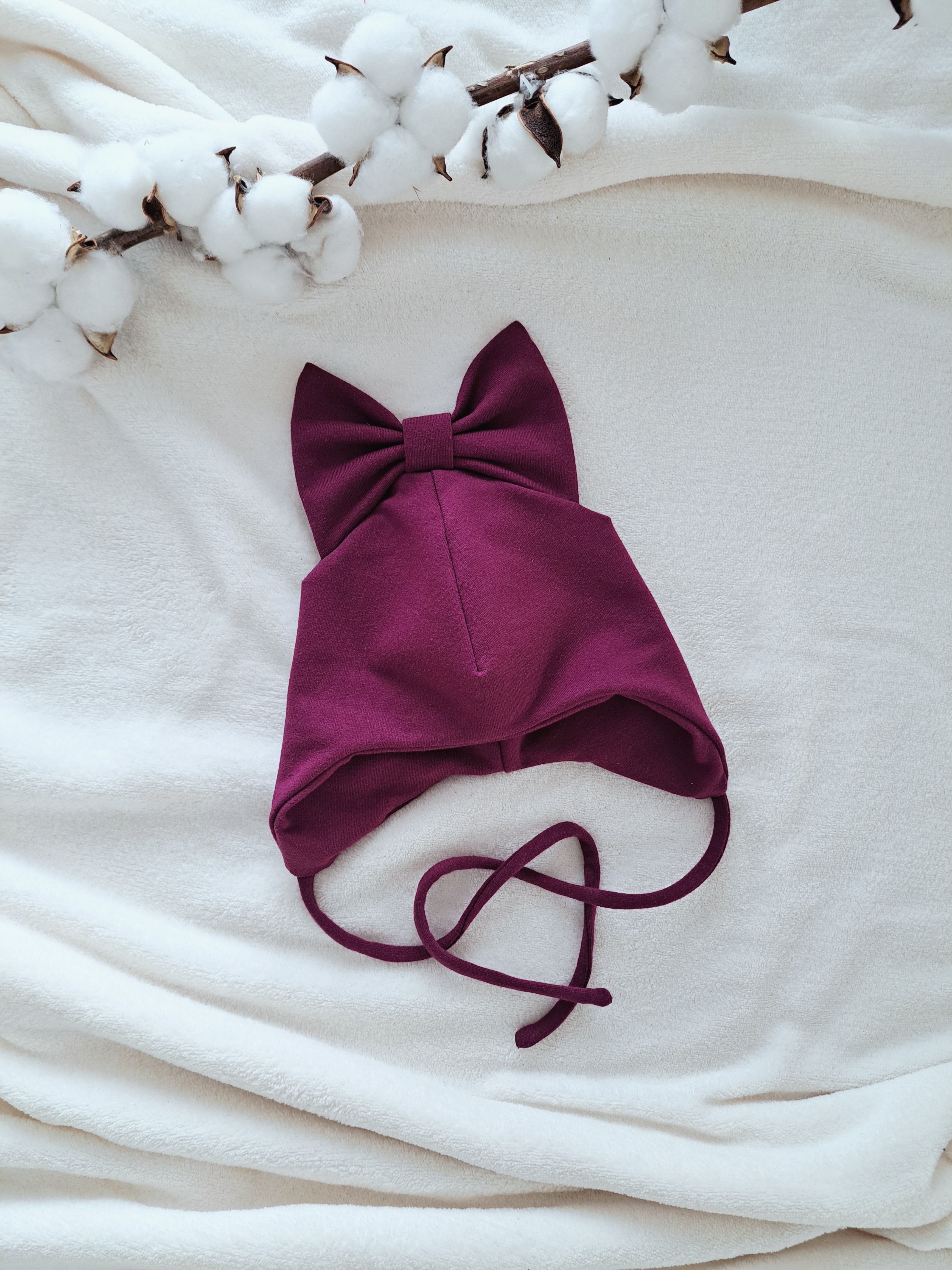 Kepurė su raišteliais, purpurinė