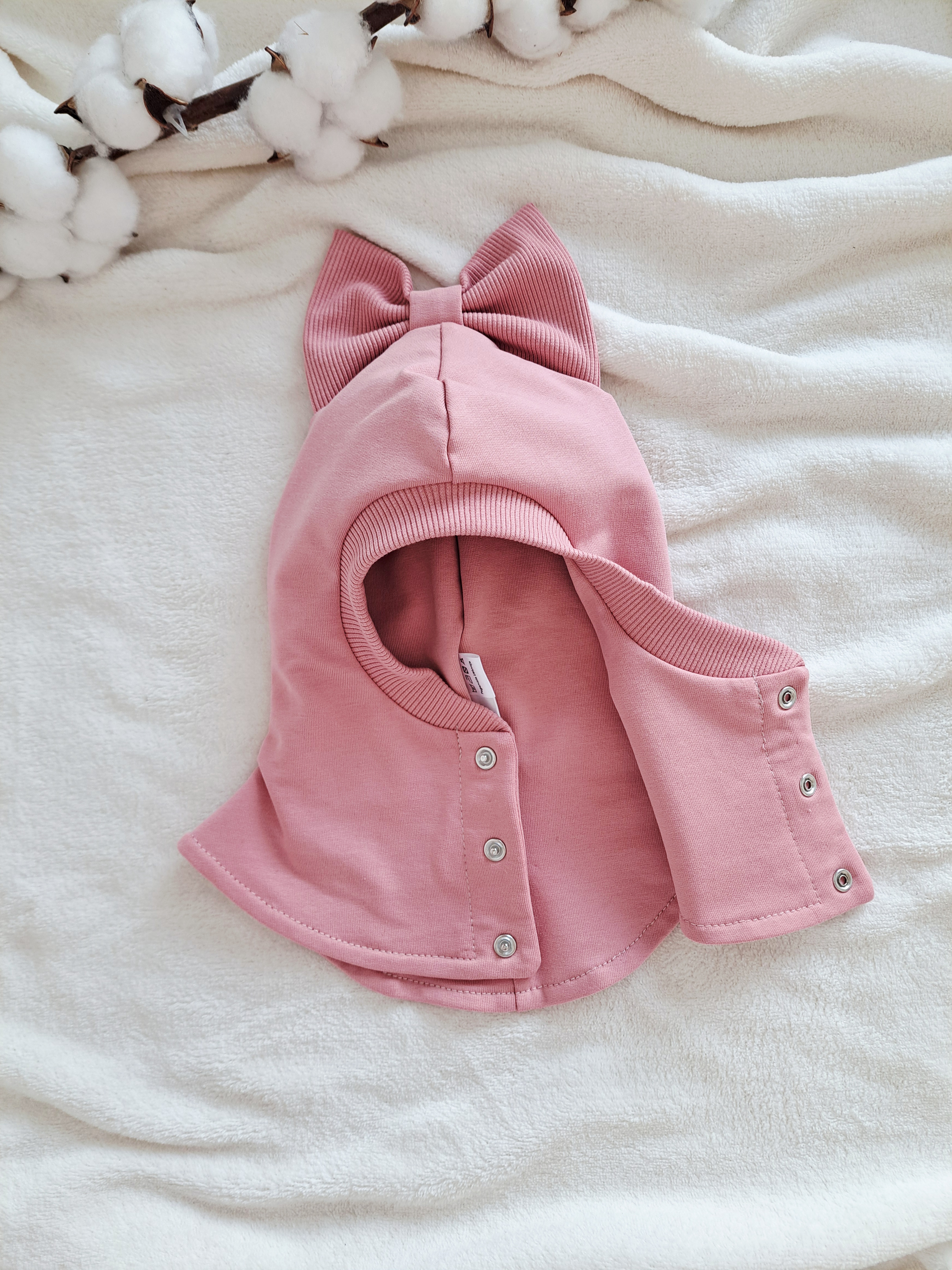 Pavasarinis šalmukas, pelenų rožinis su kaspinu