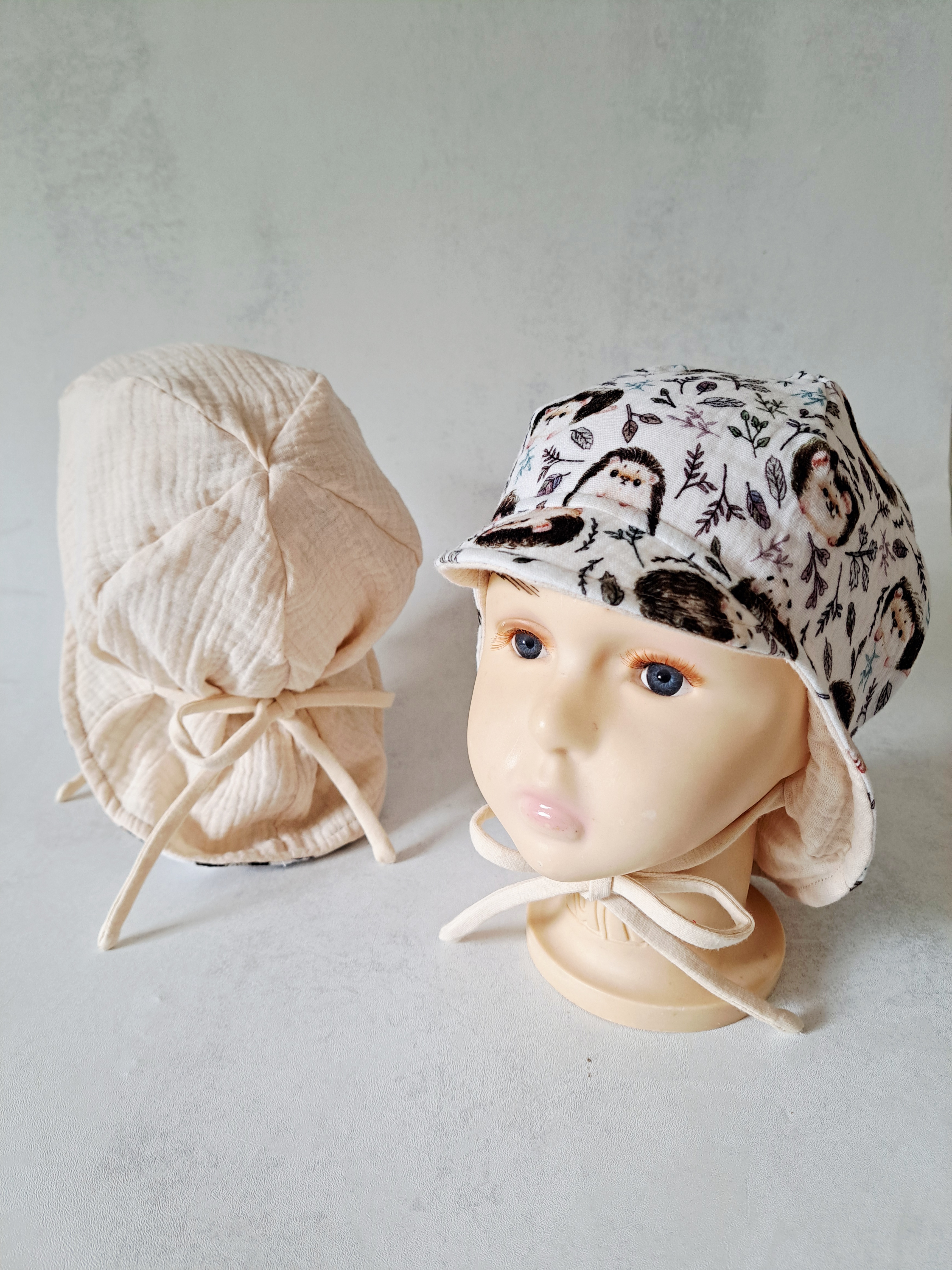 Dvipusė muslino kepurė su snapeliu ir kaklo apsauga