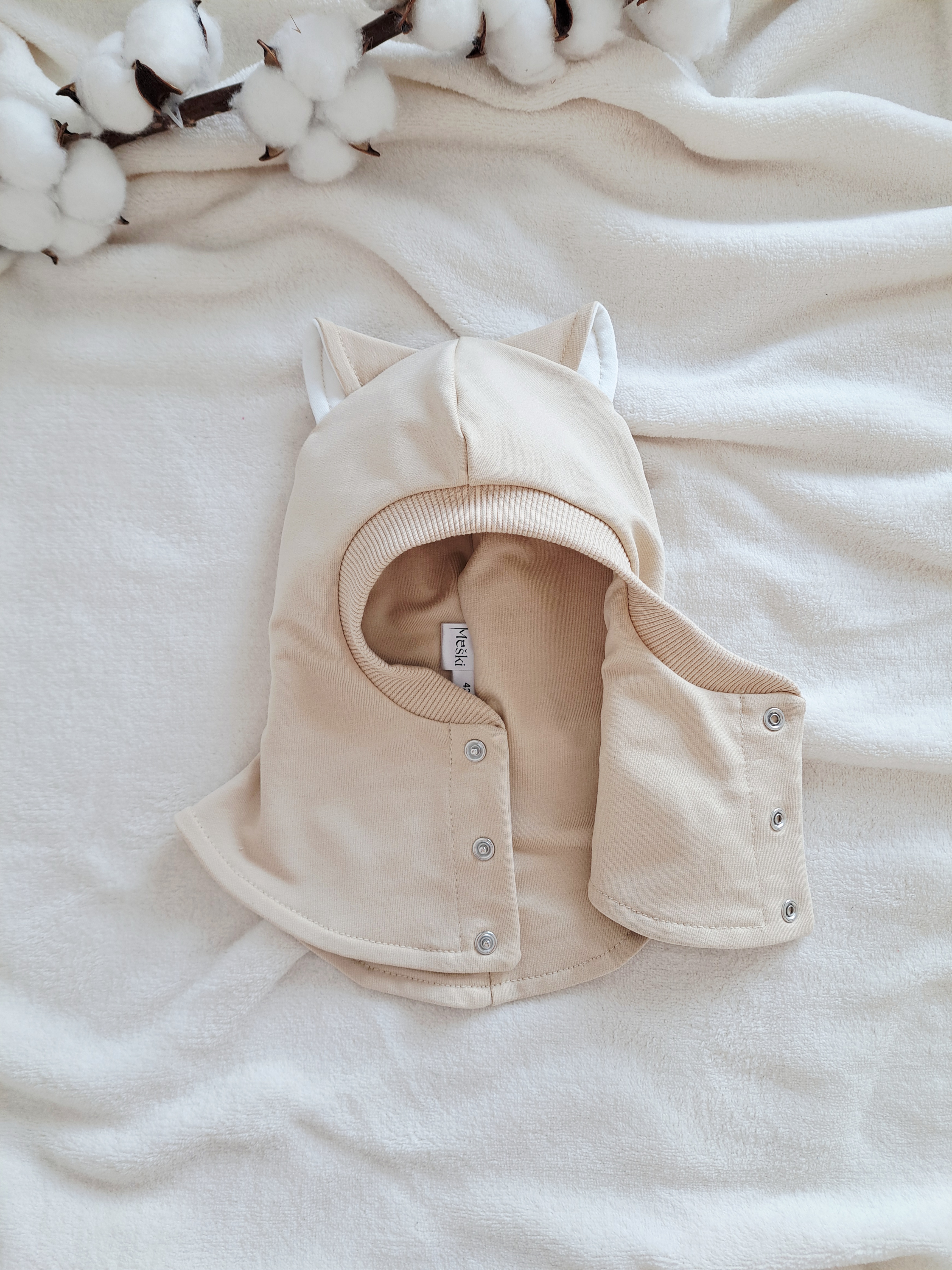 Pavasarinis šalmukas, Kreminis kačiukas