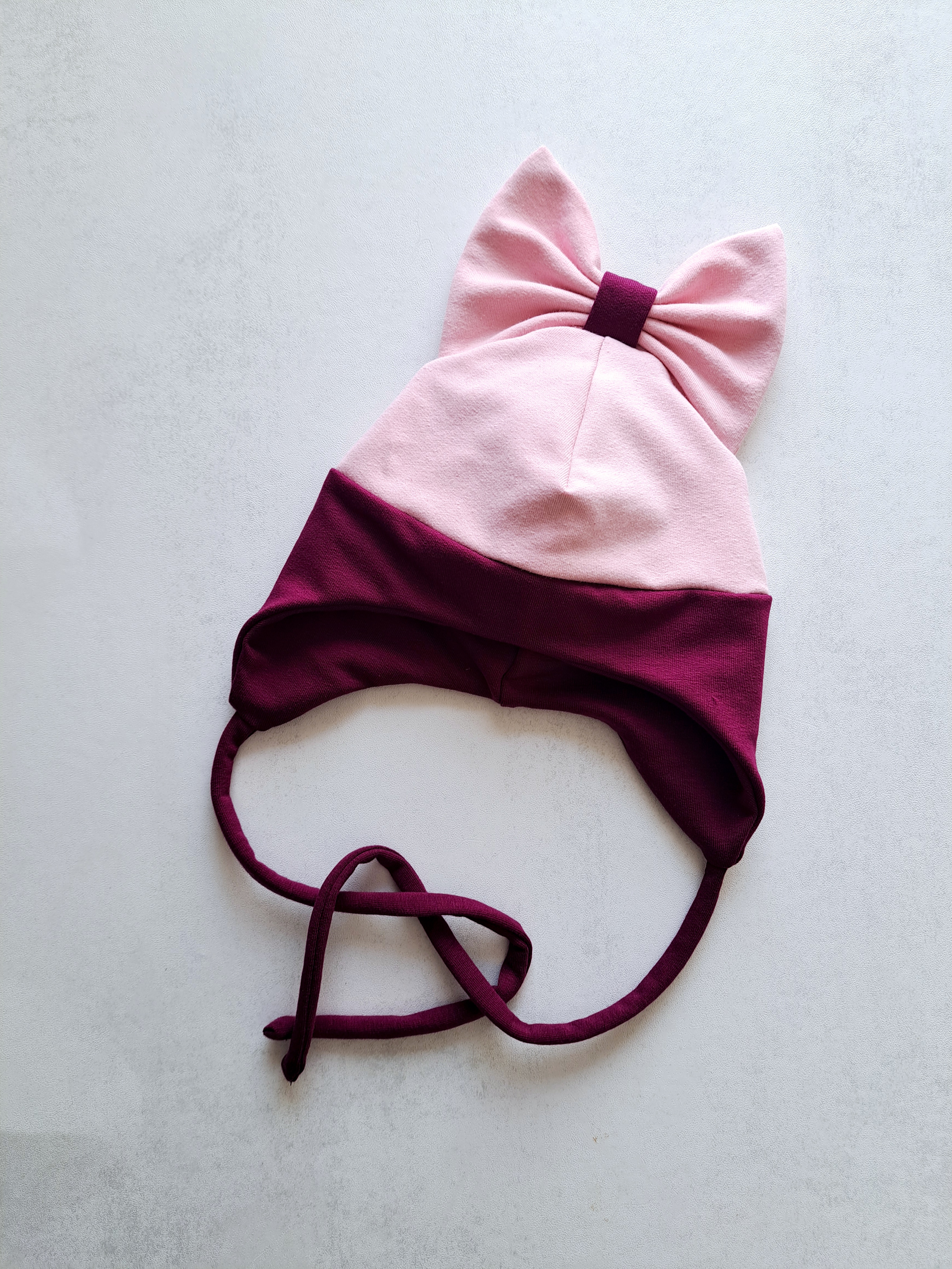 (42d) Rudeninė kepurė su raišteliais