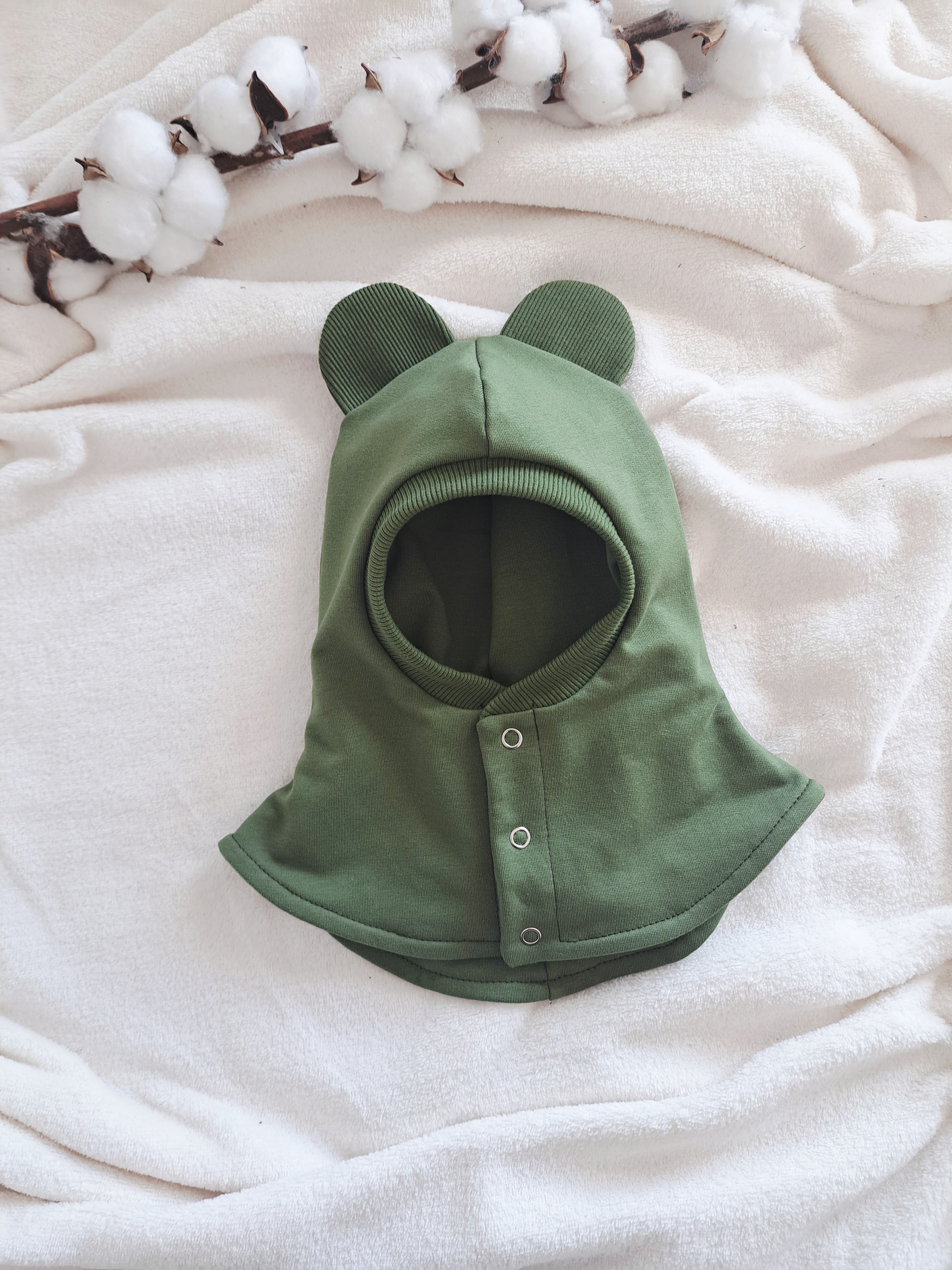 Pavasarinis šalmukas, Miško žalia