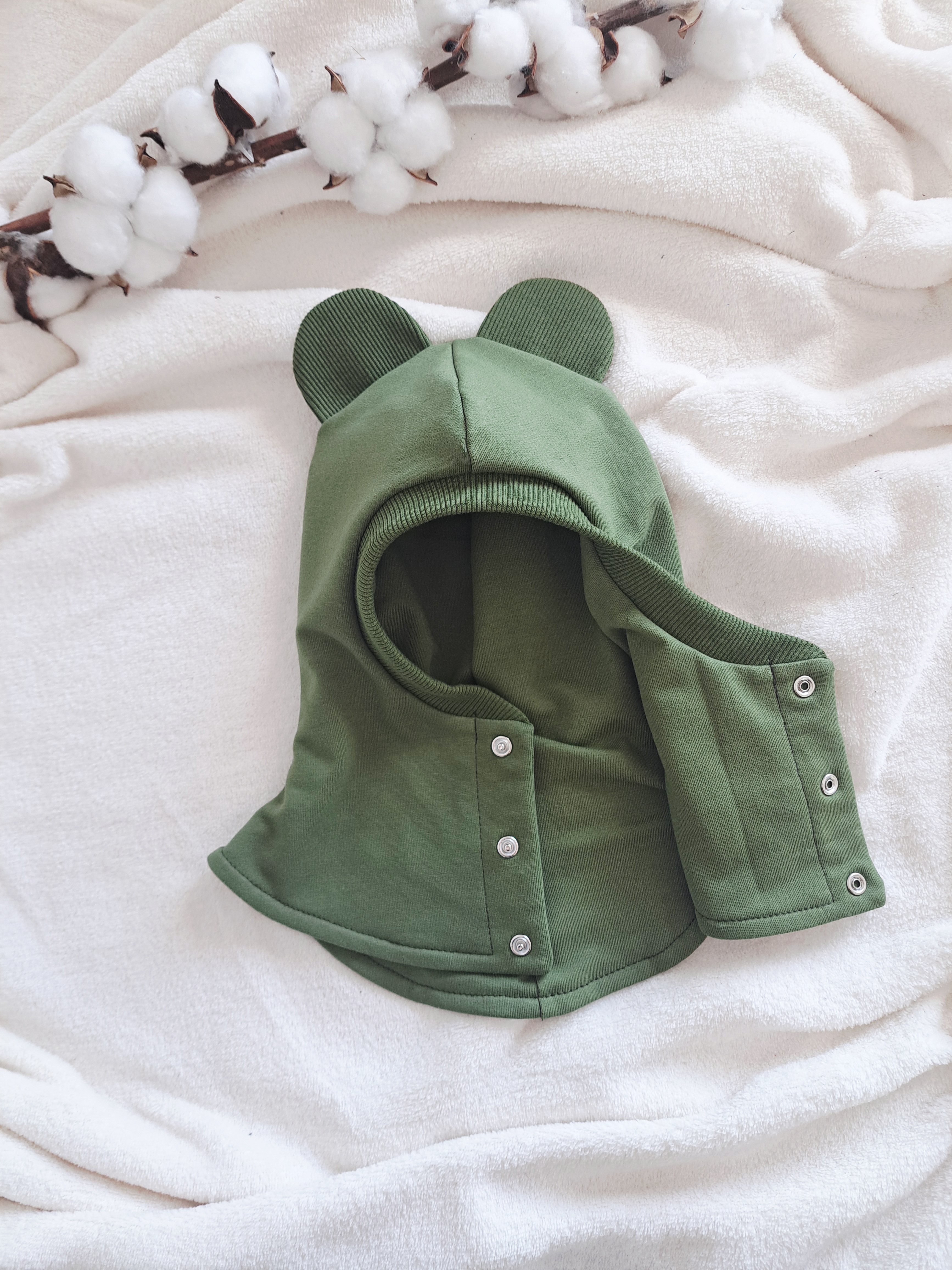 Pavasarinis šalmukas, Miško žalia