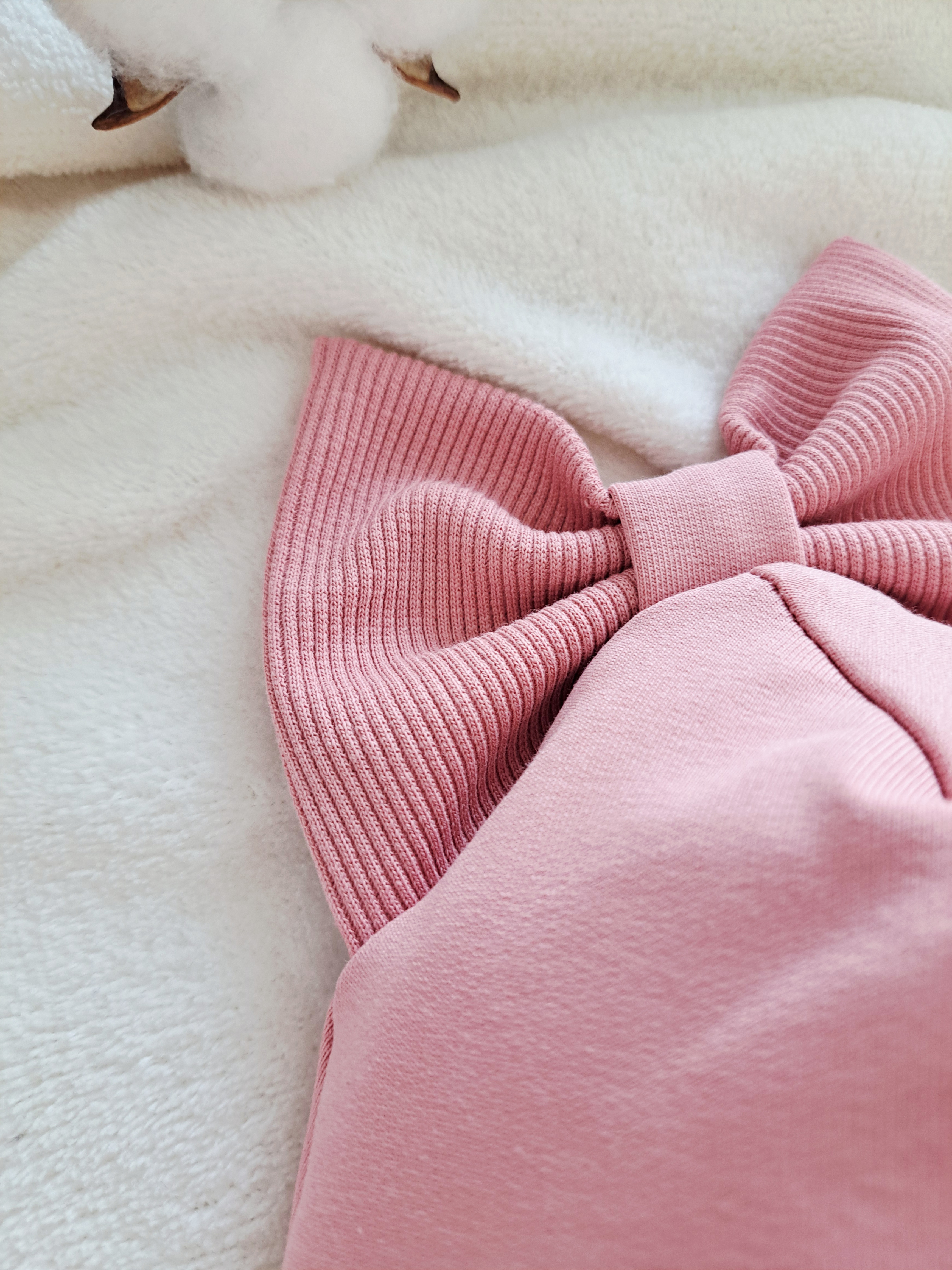 Pavasarinis šalmukas, pelenų rožinis su kaspinu