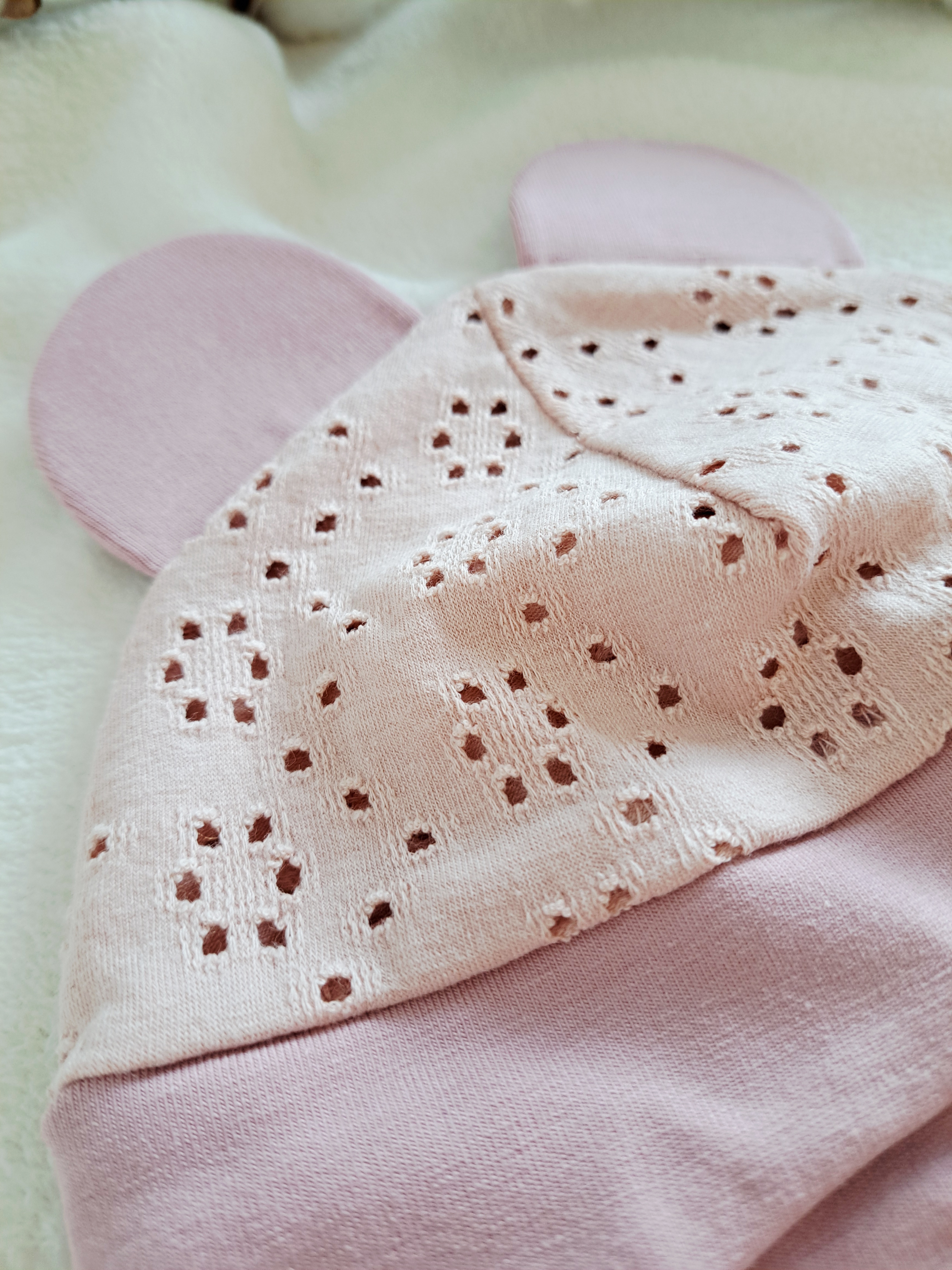 Pelenų rožės spalvos kepurė su raišteliais