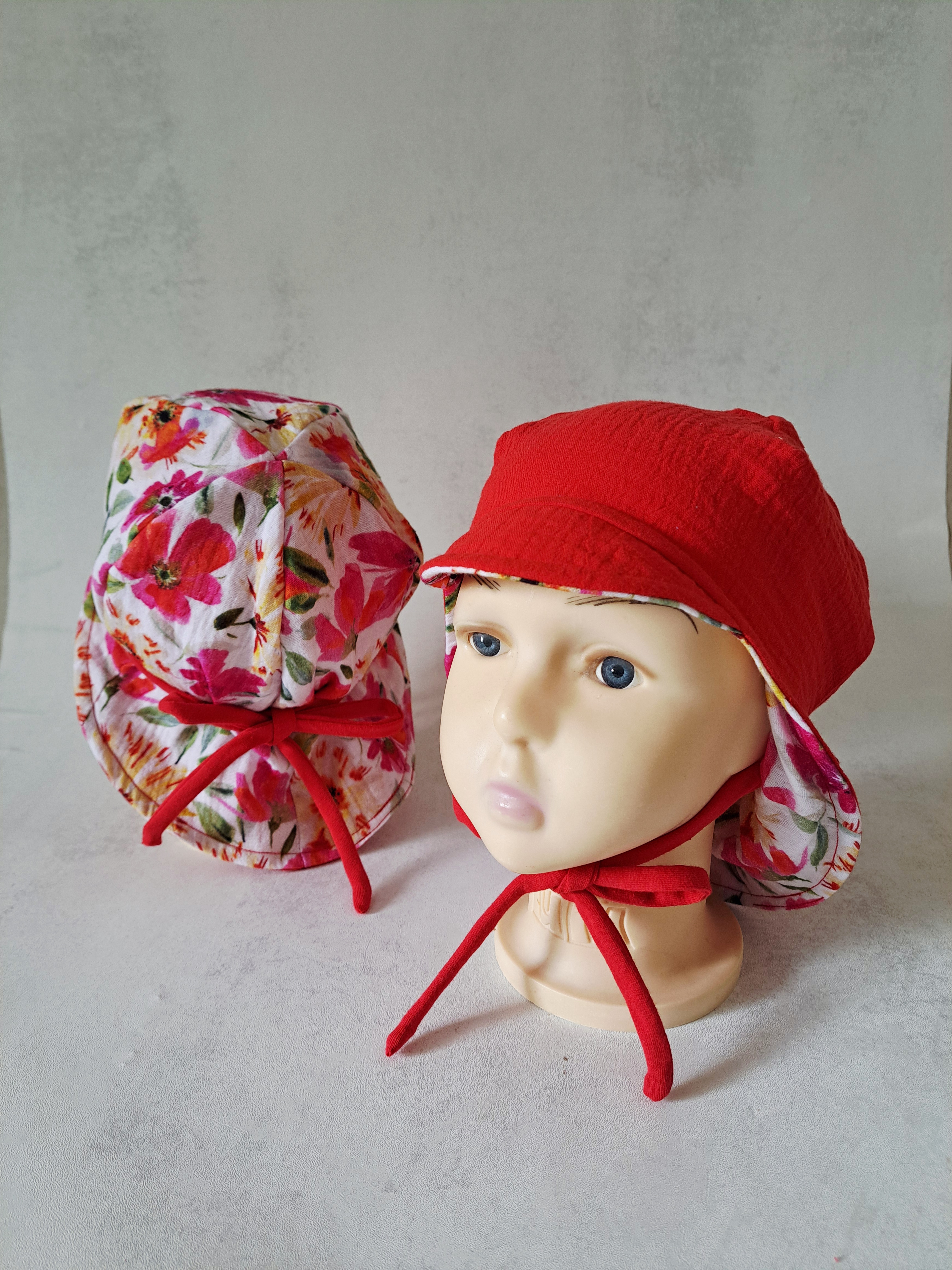 Dvipusė muslino kepurė su snapeliu ir kaklo apsauga