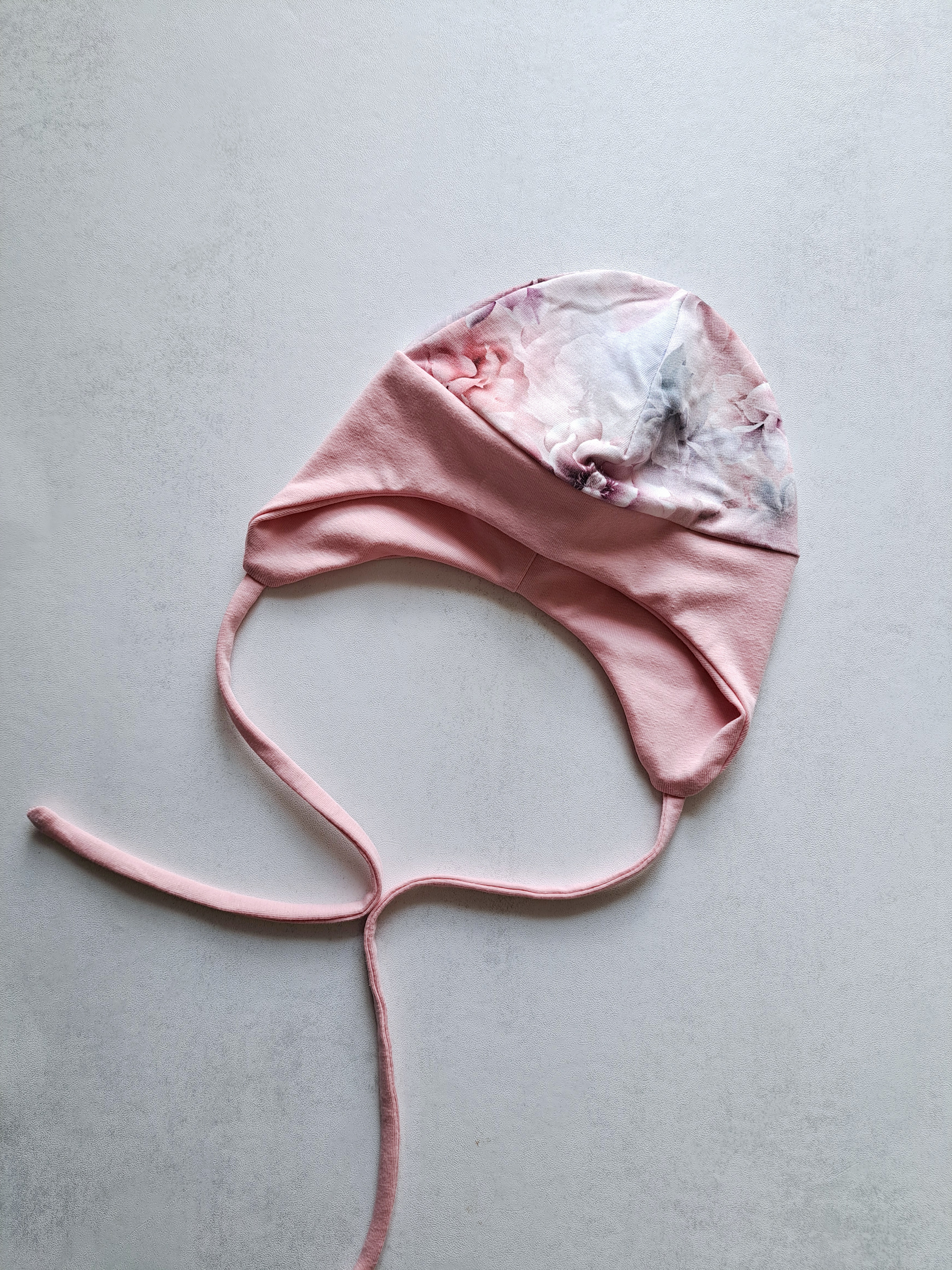 (42d, 46d) Plonesnė kepurė su raišteliais