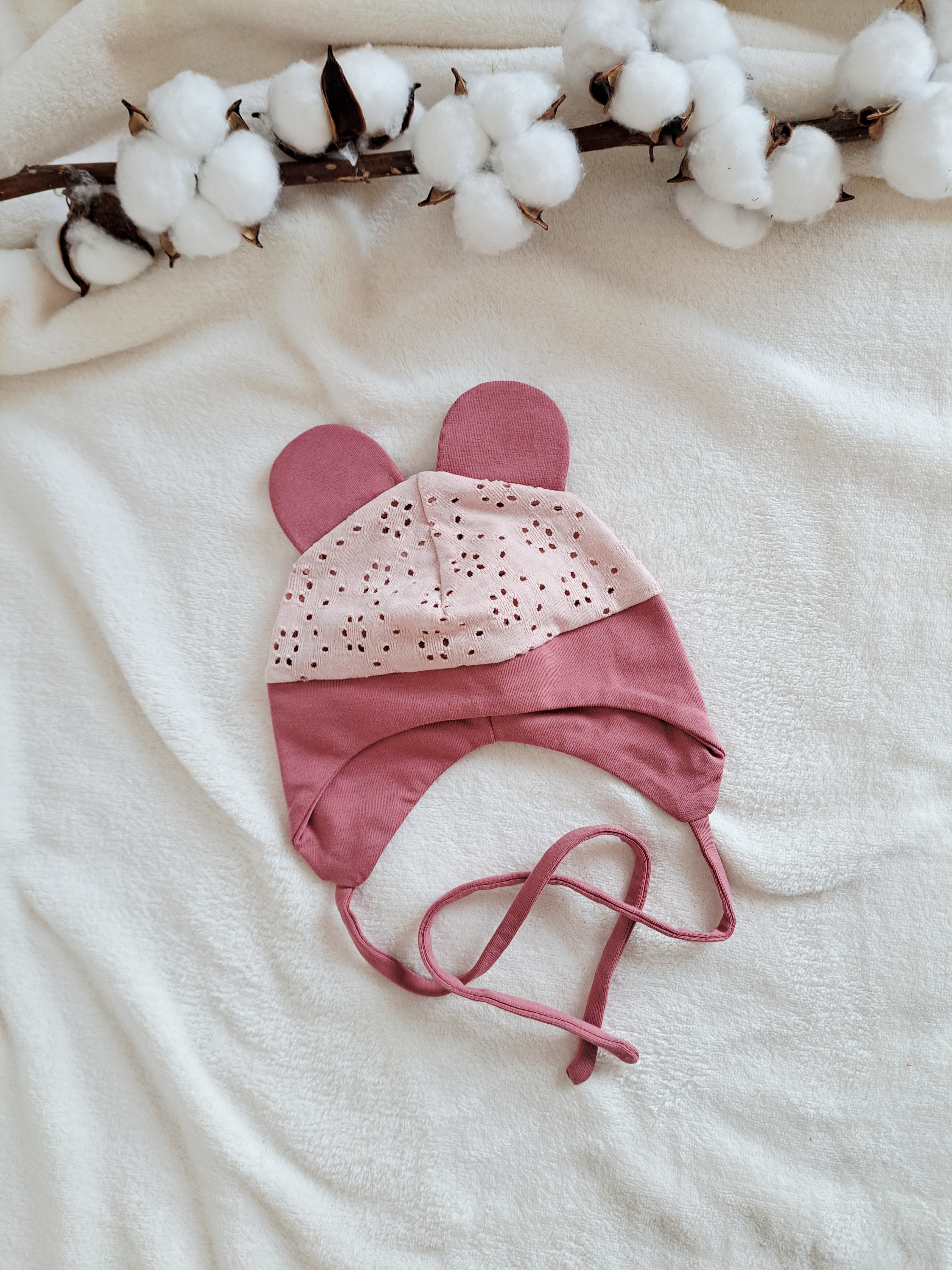 Tamsios rožės spalvos kepurė su raišteliais