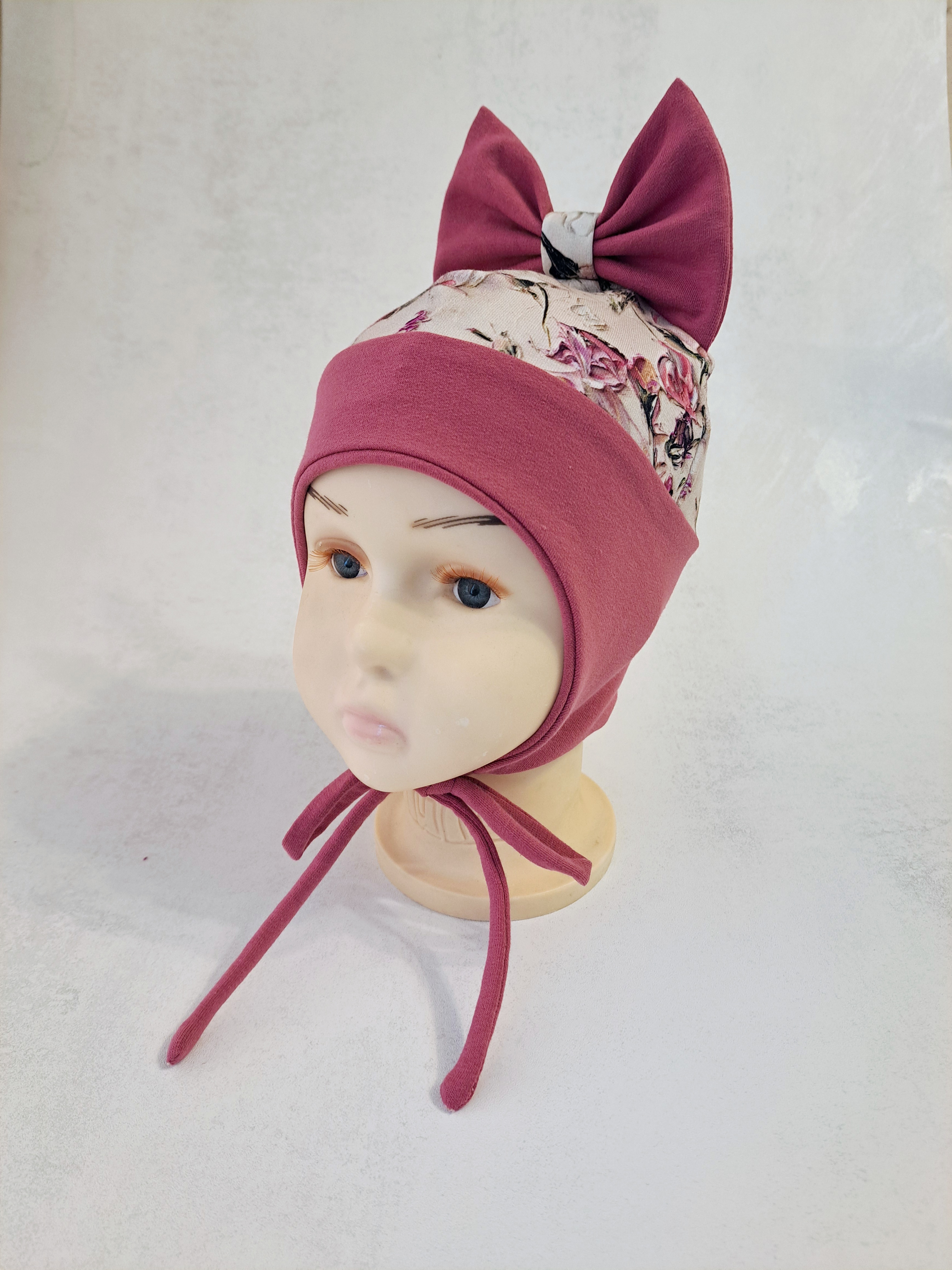 (44d, 46d) Rudeninė kepurė su raišteliais