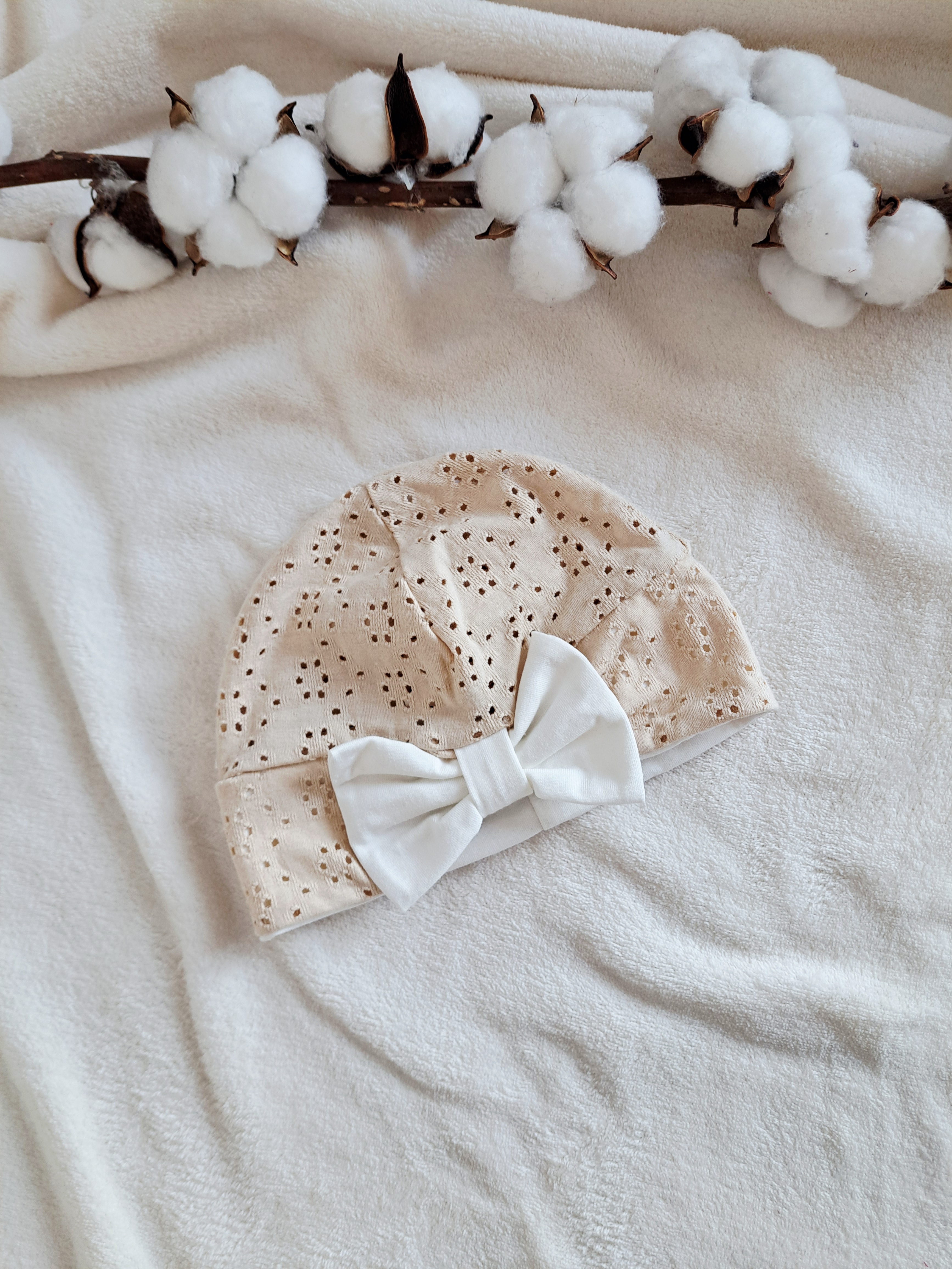 Kreminis turbanas su pieno spalvos kaspinu