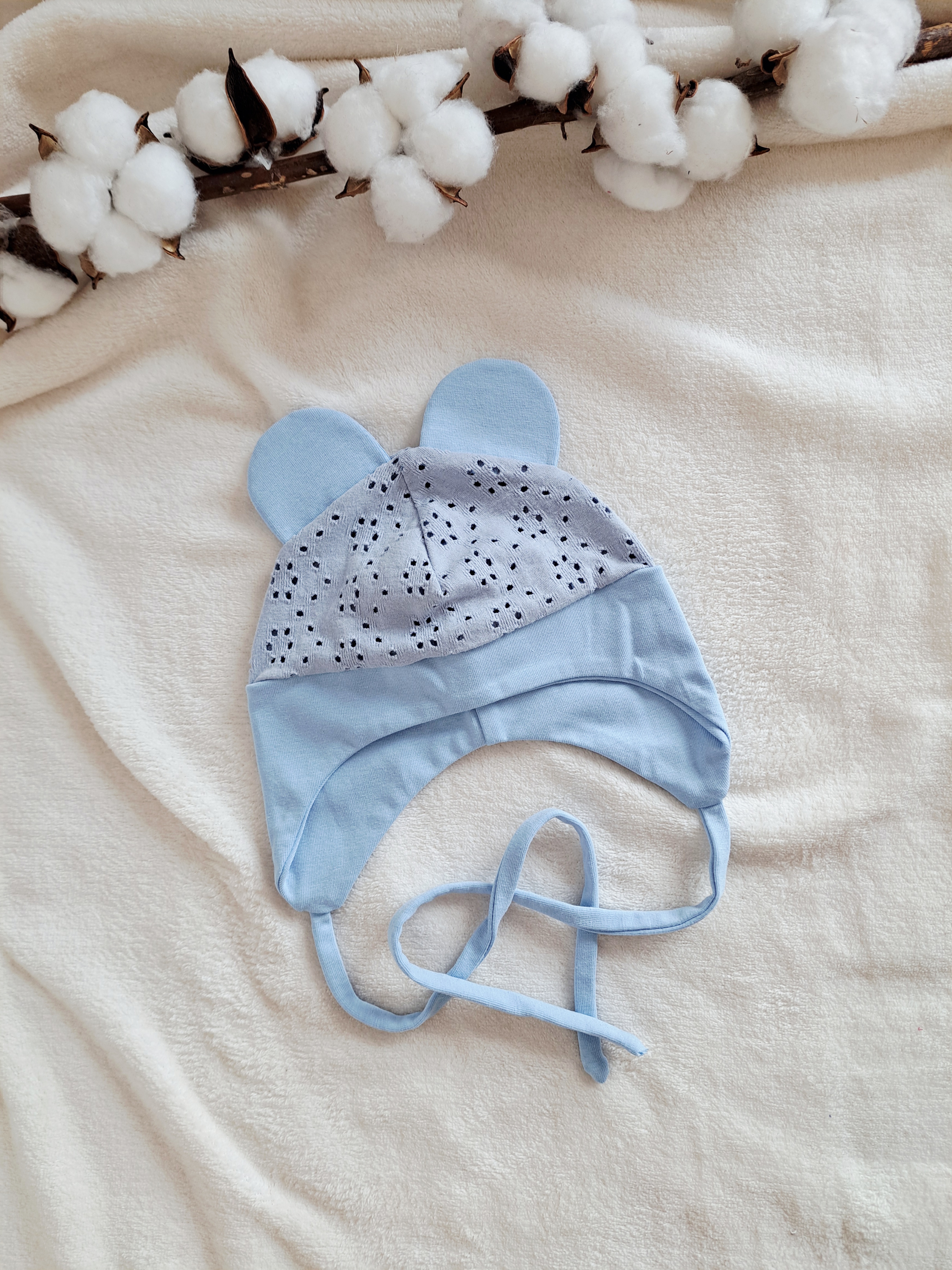 Žydros spalvos kepurė su raišteliais