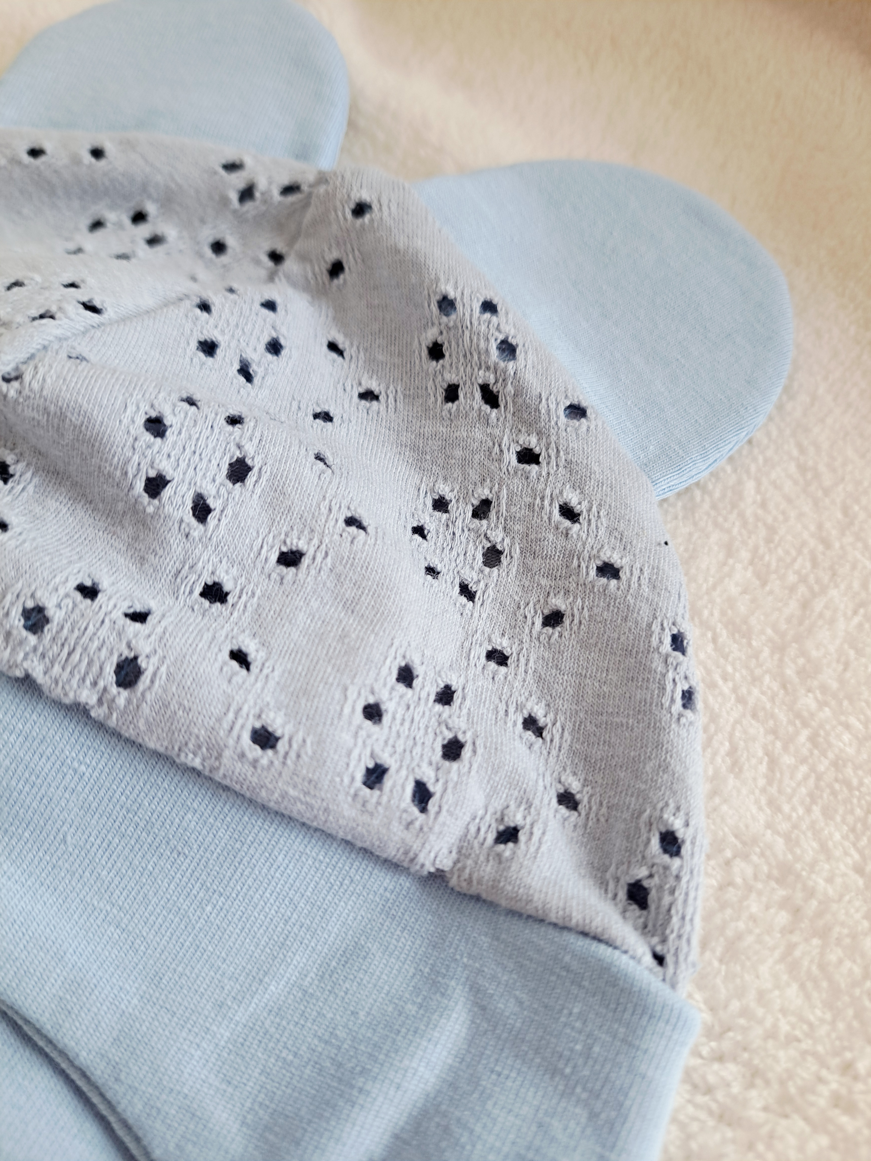 Žydros spalvos kepurė su raišteliais