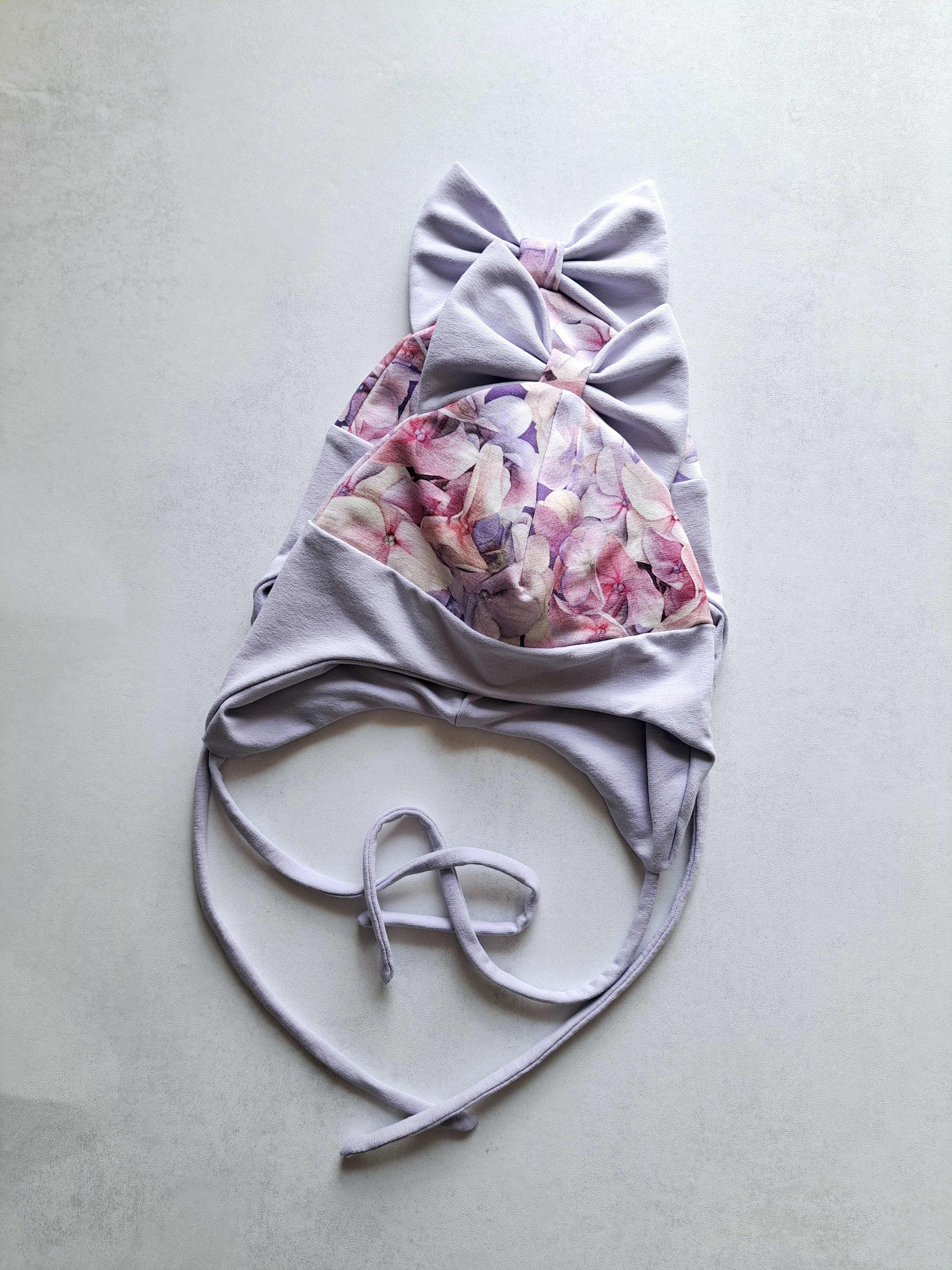 (44d, 48d) Rudeninė kepurė su raišteliais