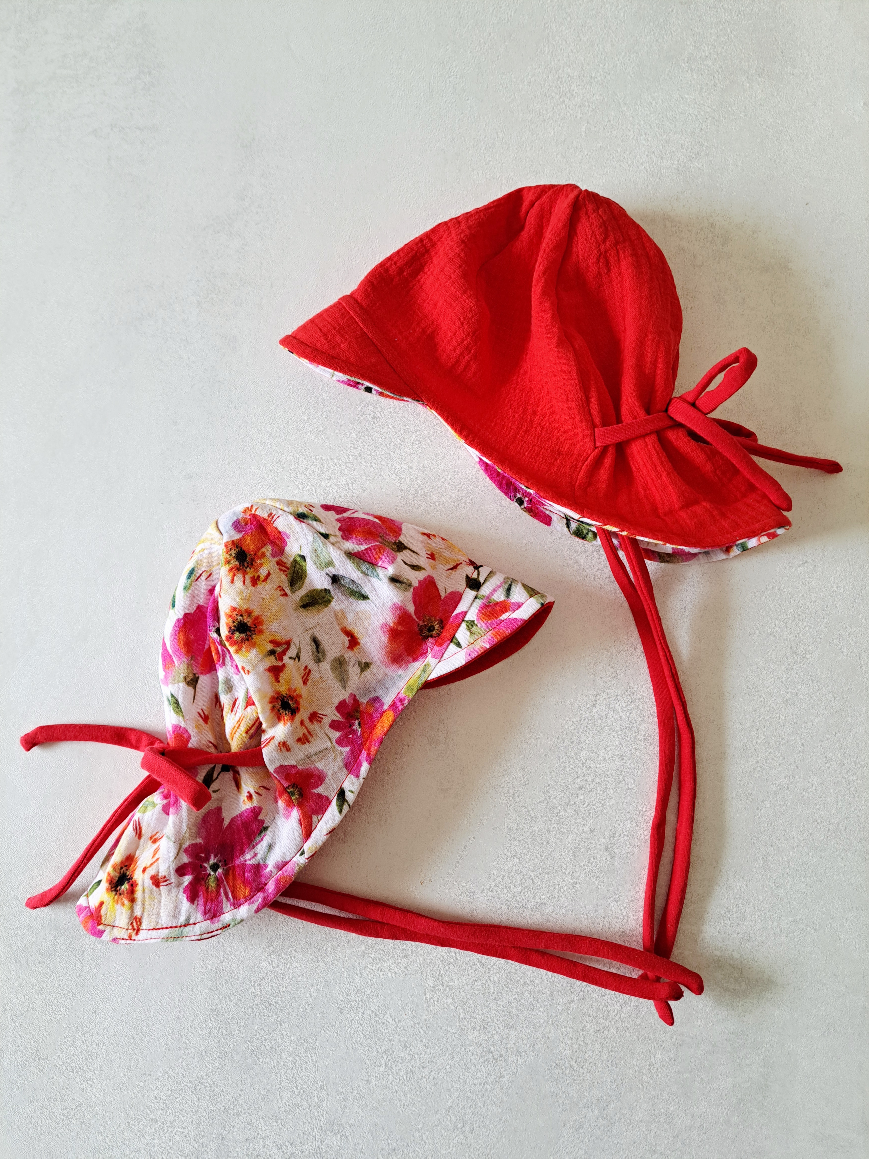 Dvipusė muslino kepurė su snapeliu ir kaklo apsauga