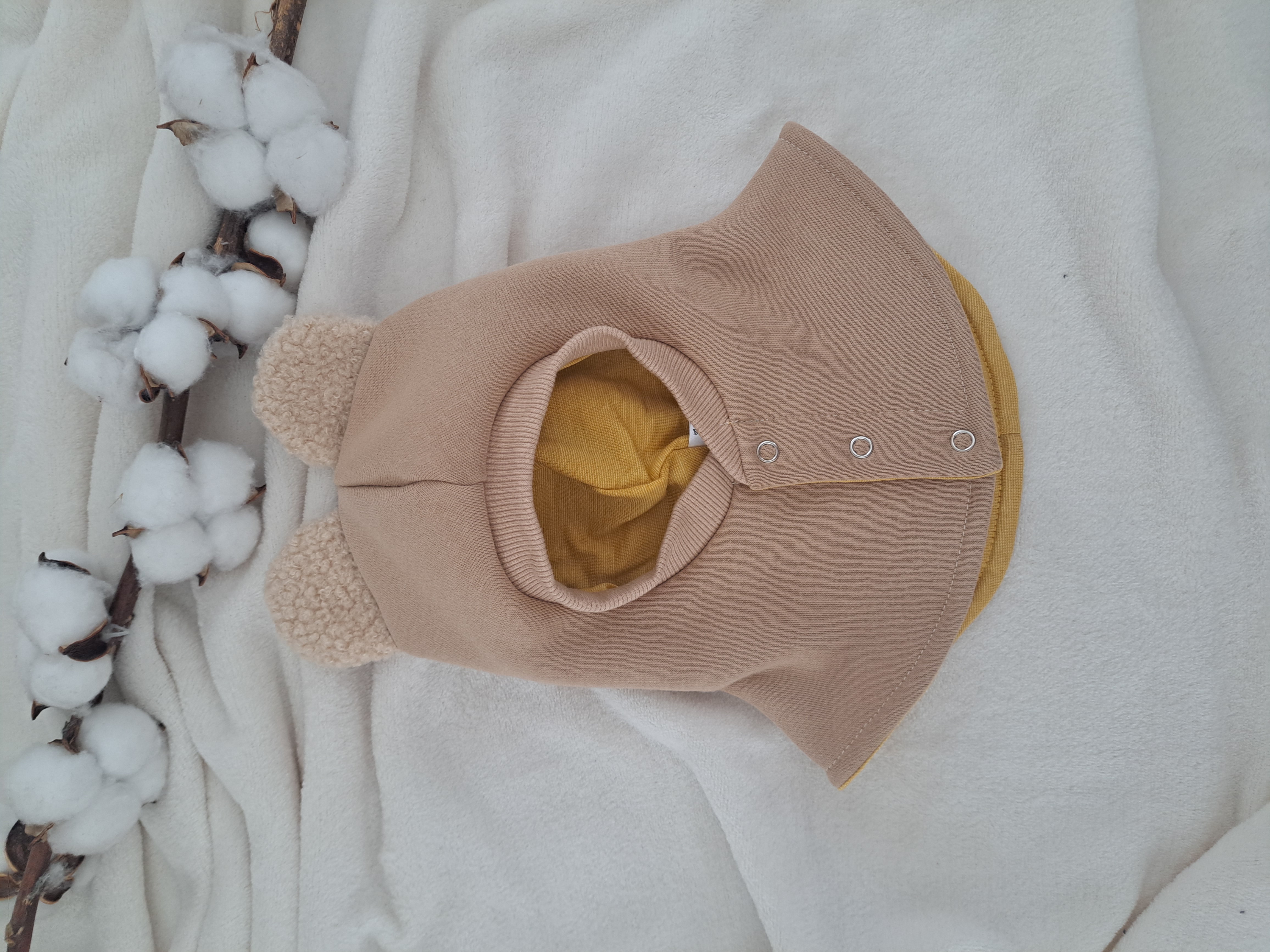 Žieminis šalmukas, Kreminis