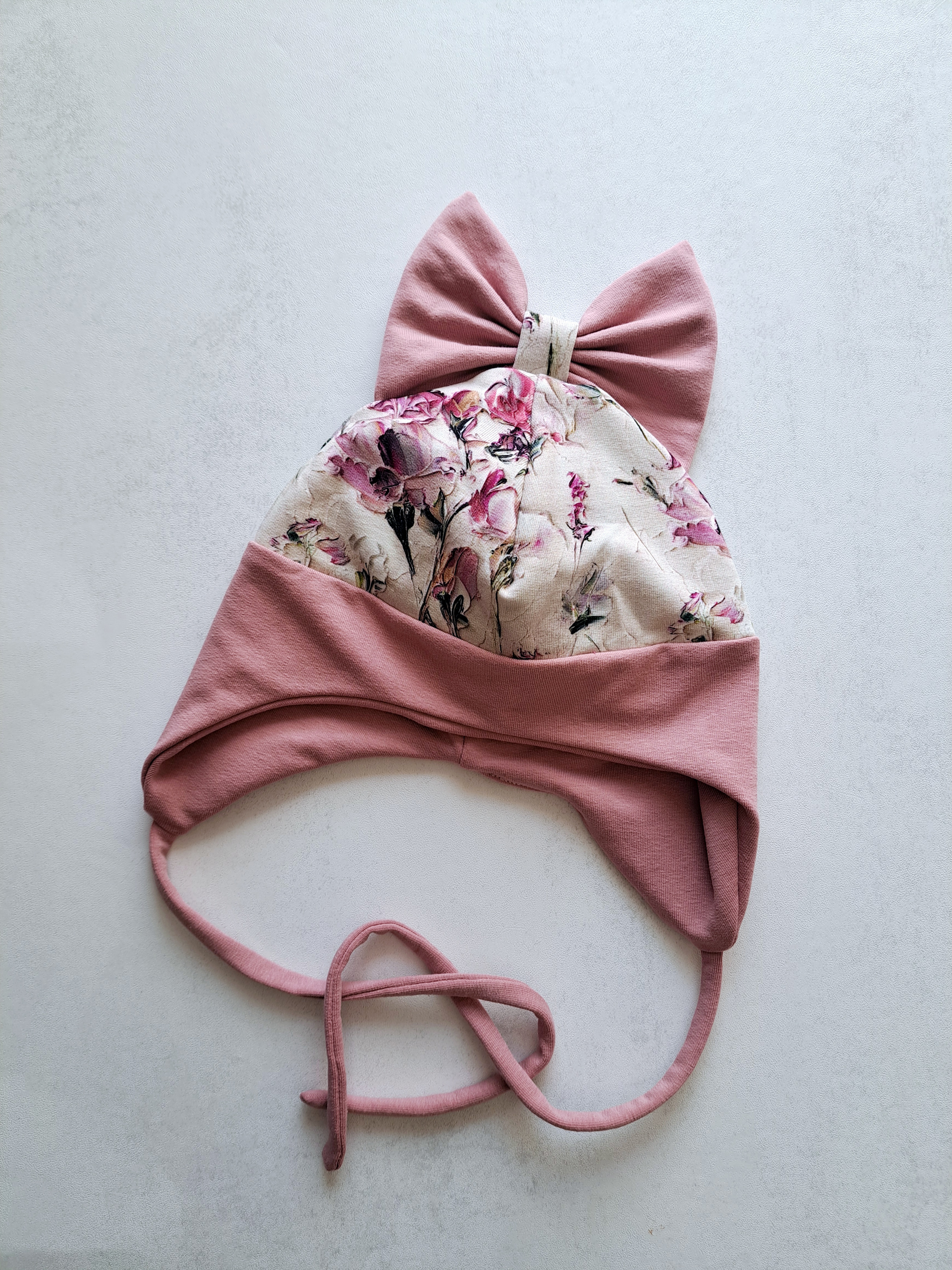 (44d, 46d) Rudeninė kepurė su raišteliais