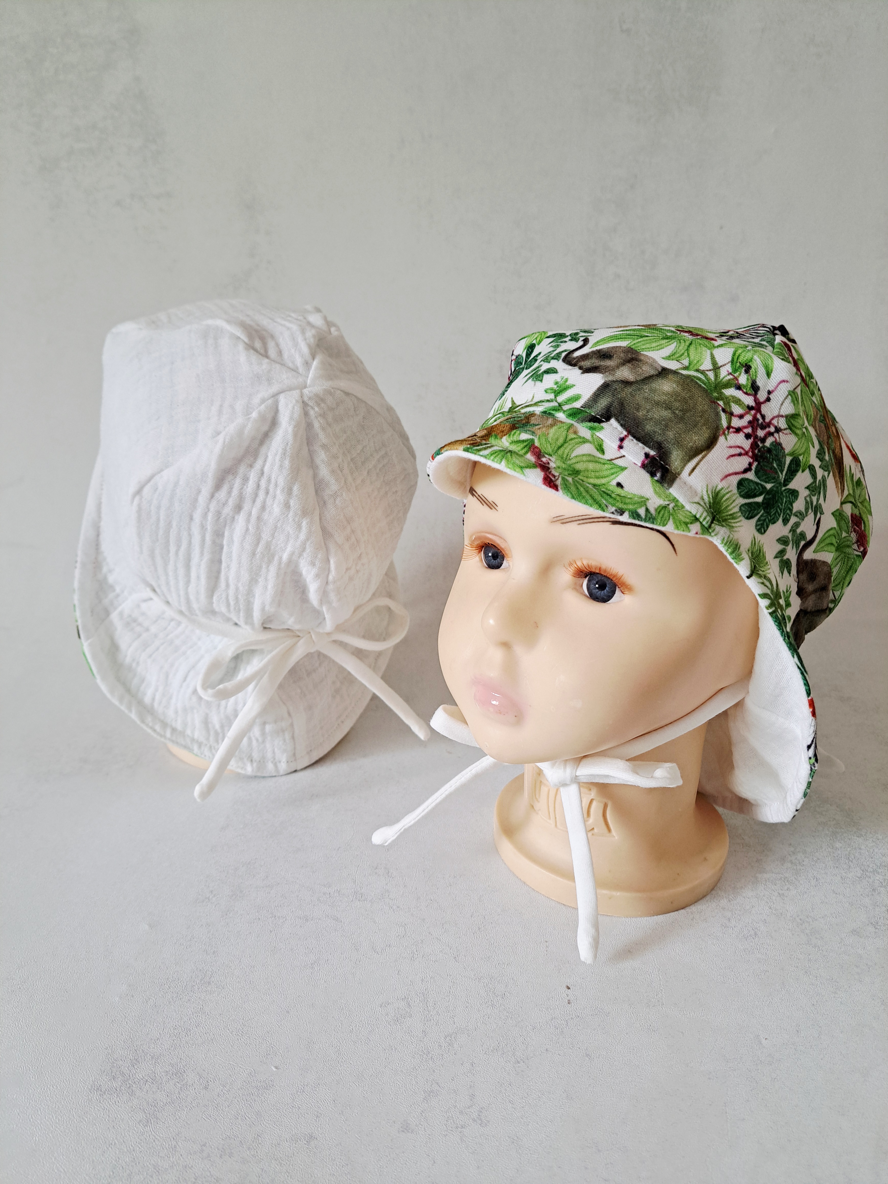 Dvipusė muslino kepurė su snapeliu ir kaklo apsauga