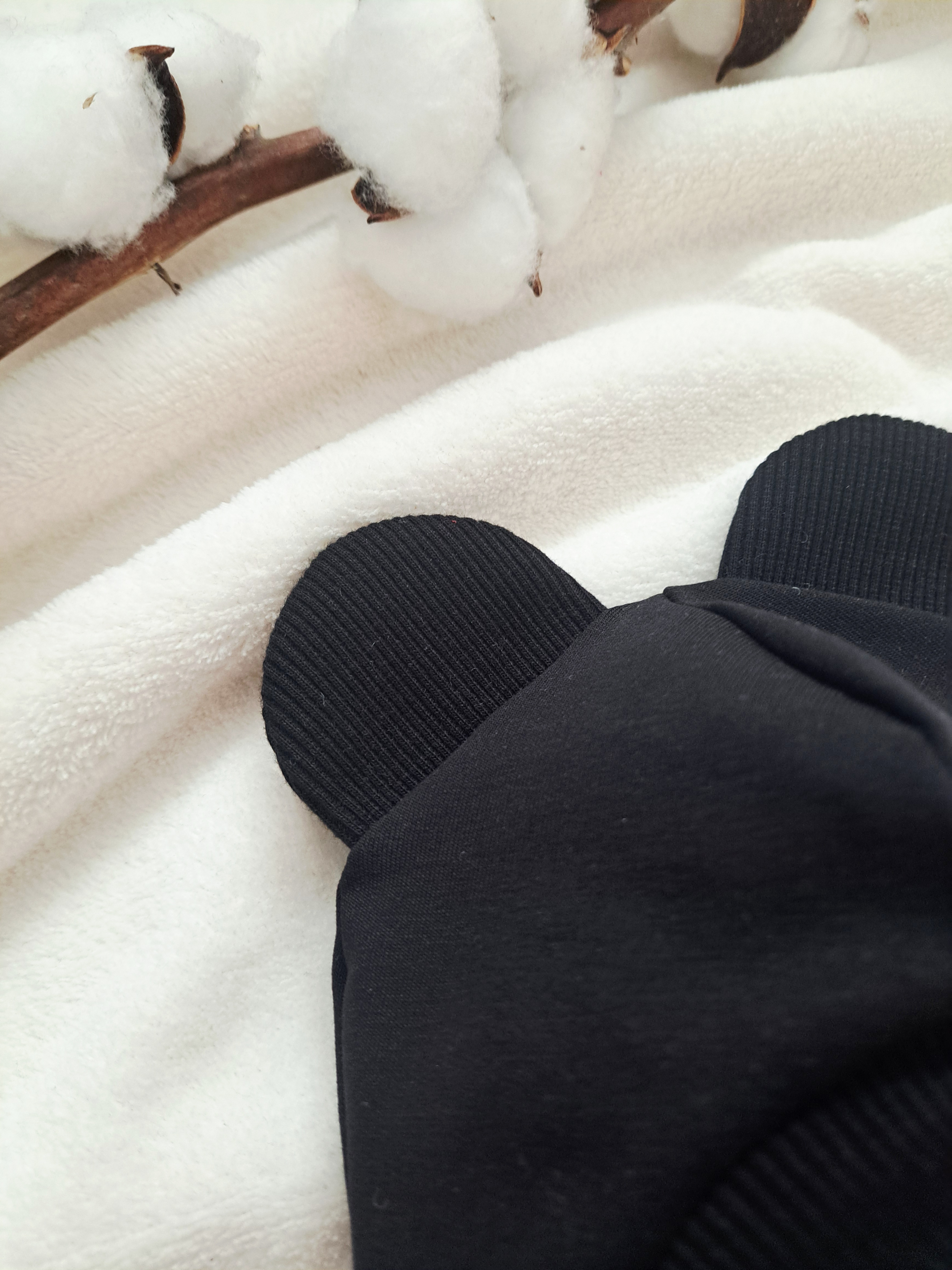 Pavasarinis šalmukas, Juodas