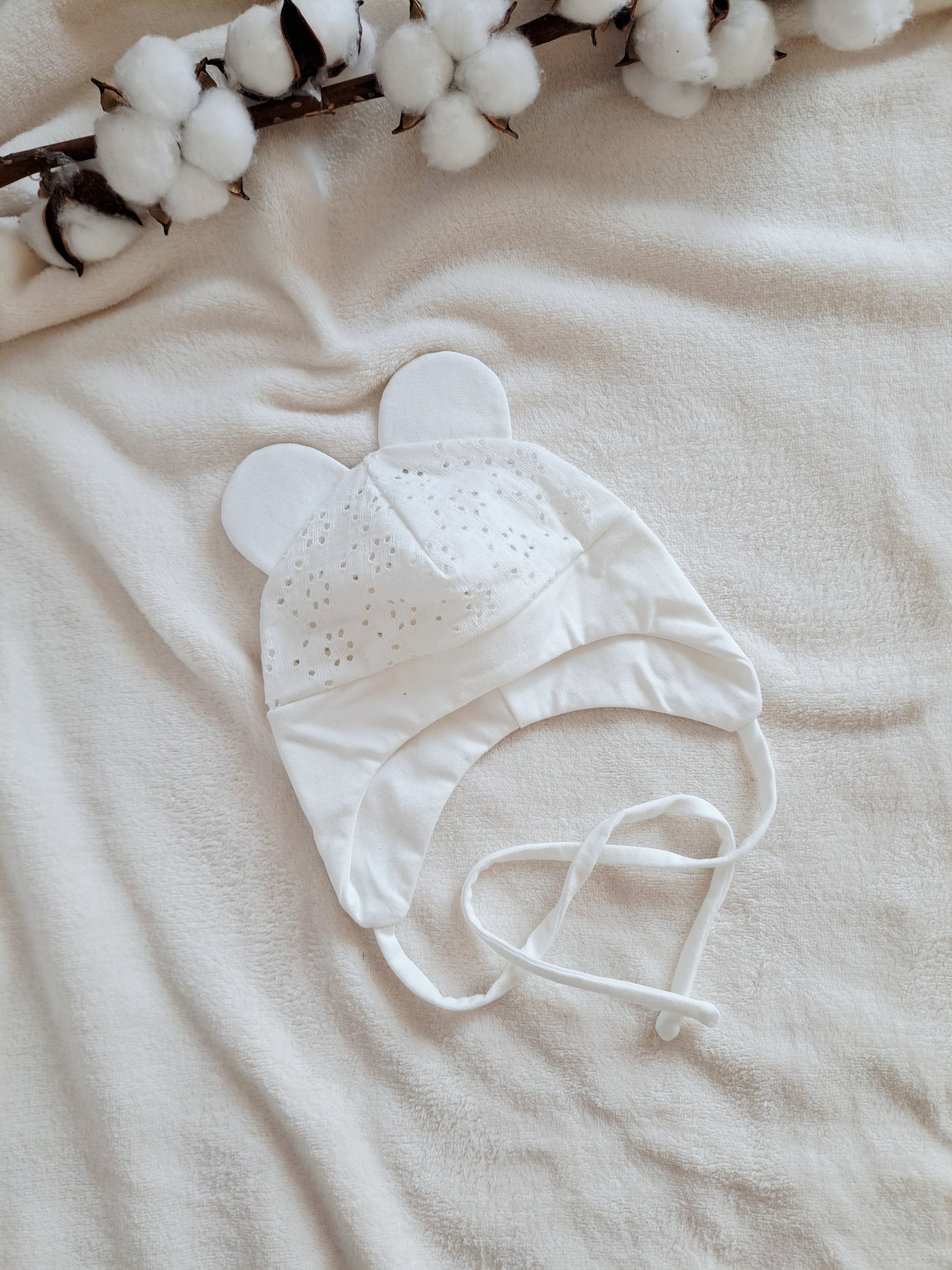 Pieno baltos spalvos kepurė su raišteliais