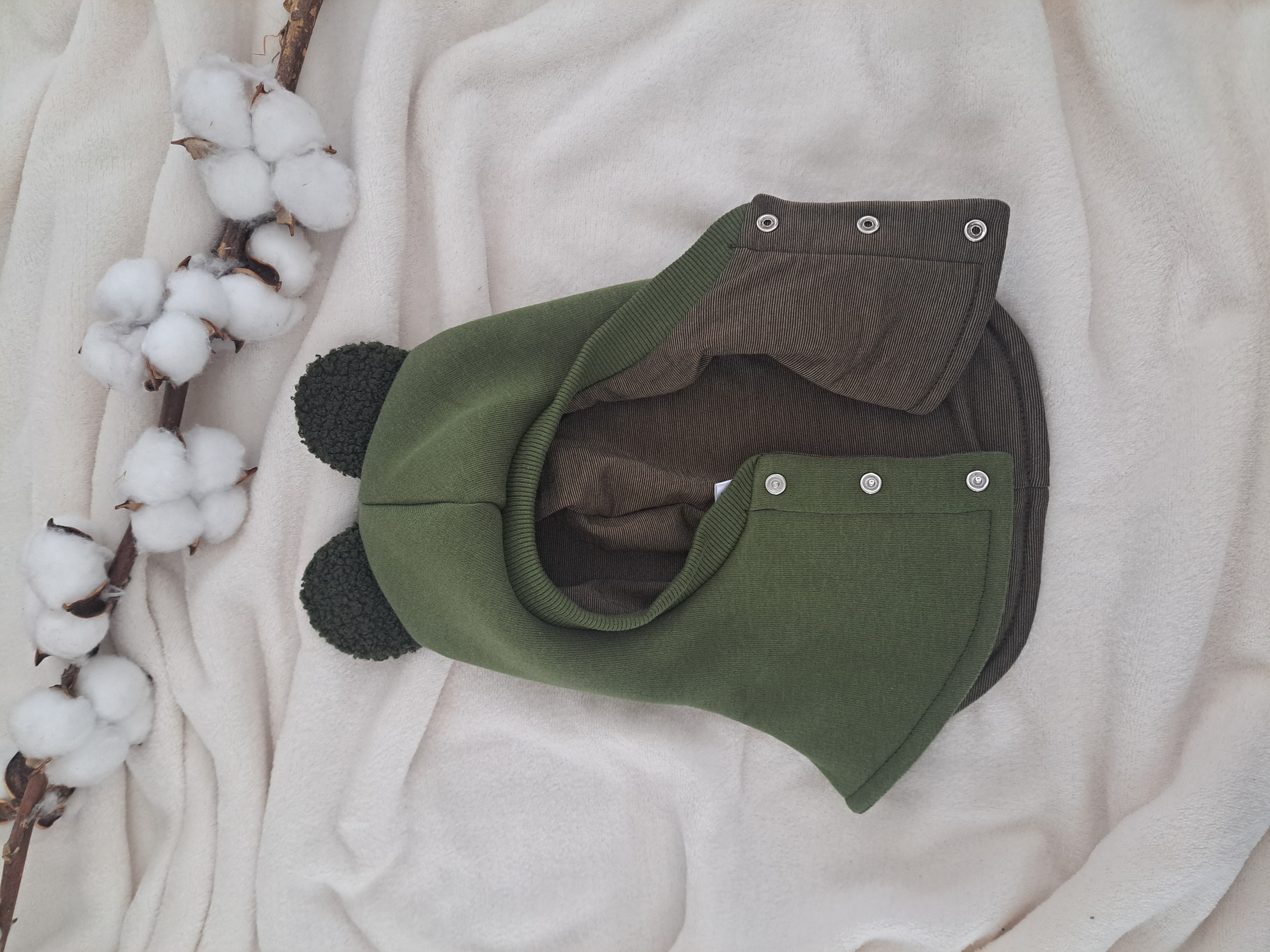 Žieminis šalmukas, Miško žalia