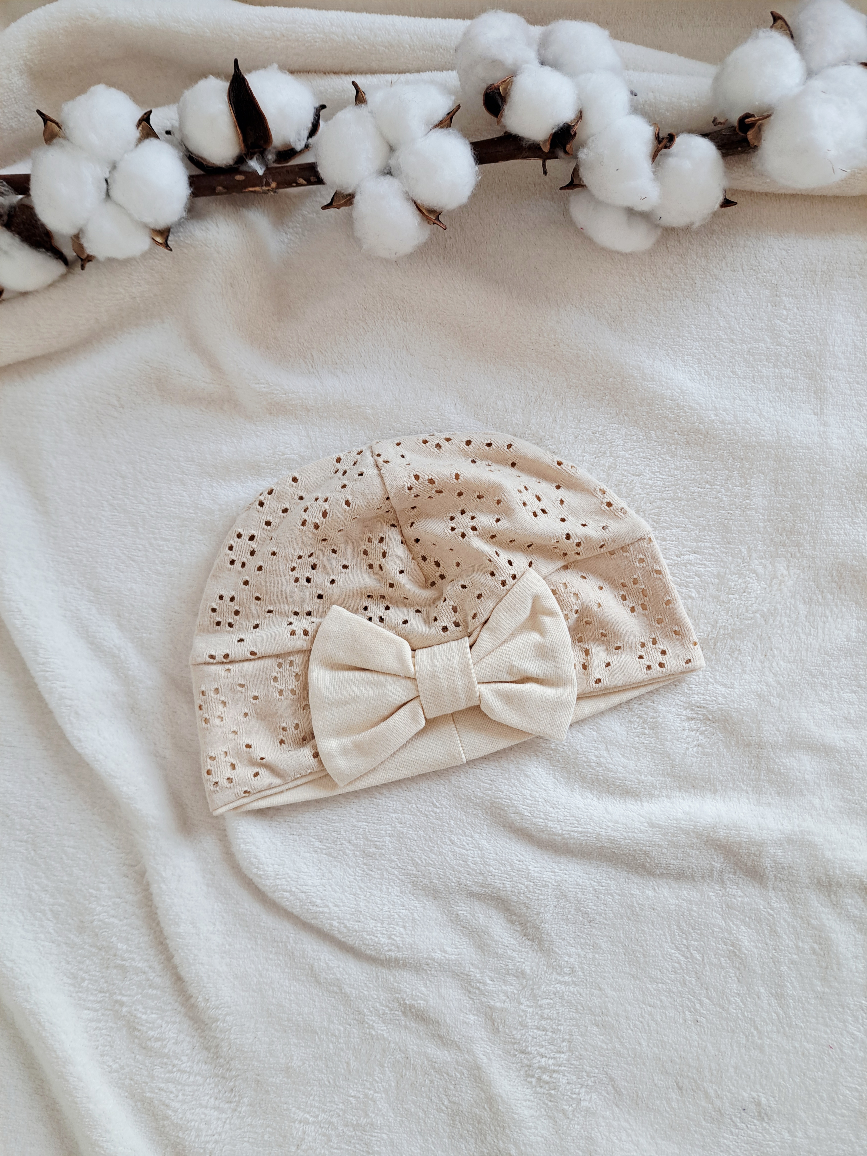 Kreminis turbanas su kaspinu